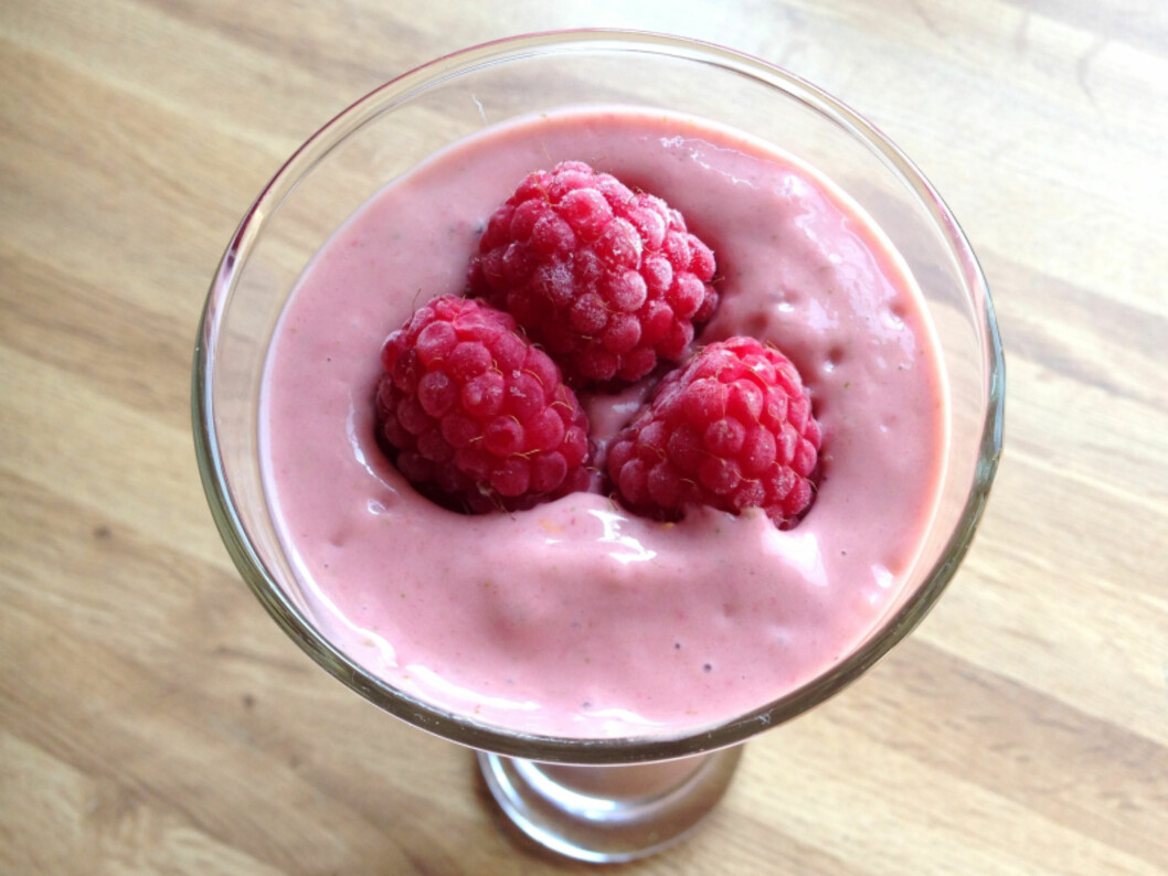 <strong>AVOKADO OG BRINGEBÆR:</strong> Du kunne aldri gjettet at avokado var en av hovedingrediensene i denne lekre og fristende smoothien. Foto: Linda Marie Stuhaug <strong>AVOKADO OG BRINGEBÆR:</strong> Du kunne aldri gjettet at avokado var en av hovedingrediensene i denne lekre og fristende smoothien. Foto: Linda Marie Stuhaug
