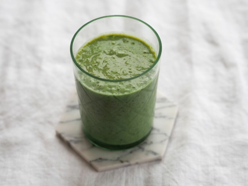 <strong>GRØNNKÅL:</strong> En grønn smoothie laget på blant annet grønnkål og mandelmelk vi gjøre deg godt i dagens første timer. Foto: Julie Ilona Balas, Juliesmatblogg.no <strong>GRØNNKÅL:</strong> En grønn smoothie laget på blant annet grønnkål og mandelmelk vi gjøre deg godt i dagens første timer. Foto: Julie Ilona Balas, Juliesmatblogg.no