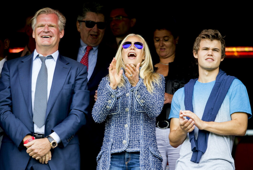<strong>PÅ KAMP:</strong> Tor Olav Trøim (f.v.), Celina Midelfart og Magnus Carlsen på tribunen før treningskampen i fotball mellom Vålerenga og Real Madrid på Ullevaal stadion. Foto: Vegard Wivestad Grøtt / NTB scanpix <strong>PÅ KAMP:</strong> Tor Olav Trøim (f.v.), Celina Midelfart og Magnus Carlsen på tribunen før treningskampen i fotball mellom Vålerenga og Real Madrid på Ullevaal stadion. Foto: Vegard Wivestad Grøtt / NTB scanpix