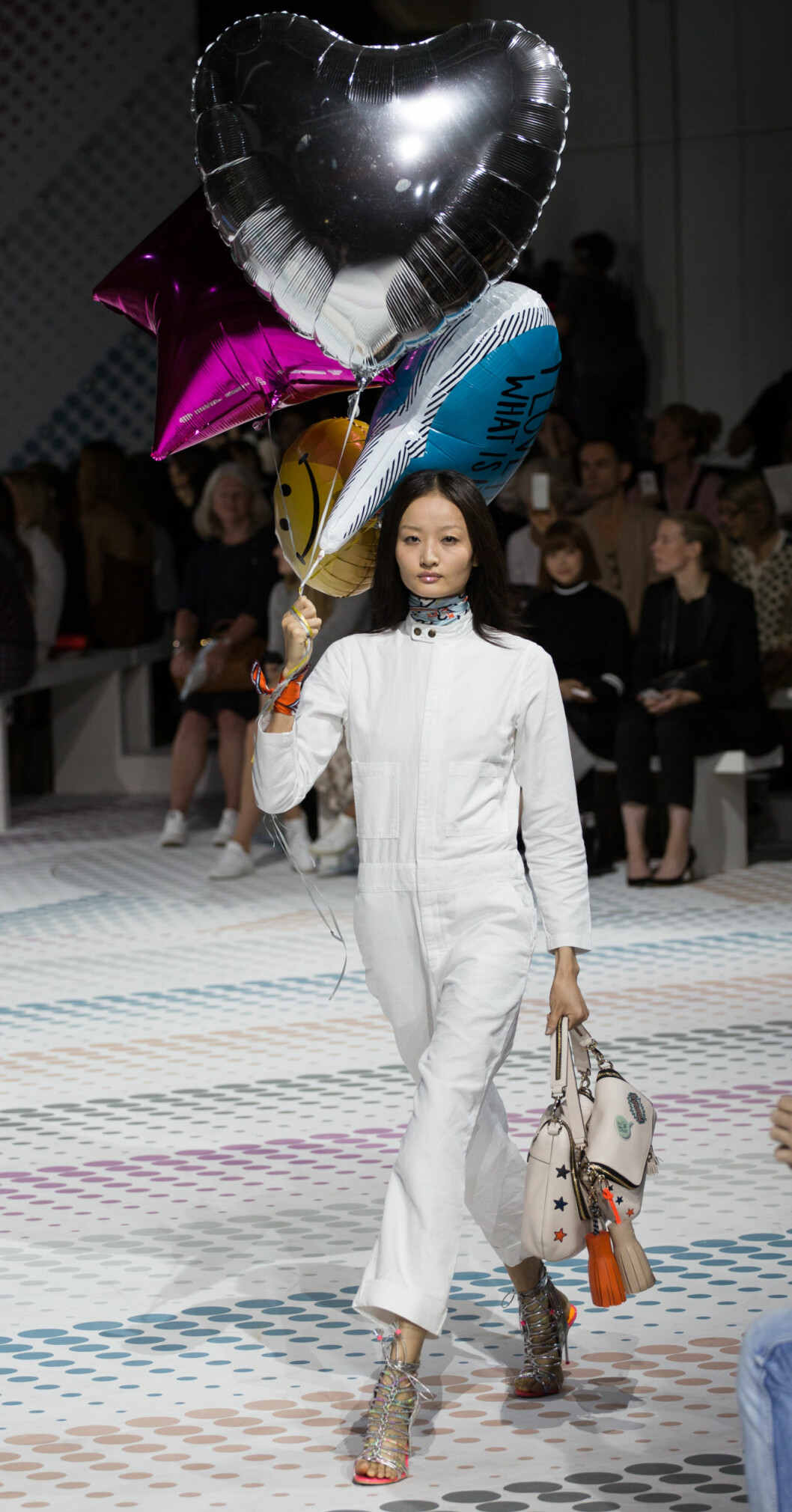 <strong>
Legg inn catwalkbilde:</strong>
CATWALK: Anya Hindmarch viste fram klistremerke-veskene under catwalkshowet i London i september 2014. Foto: NTBscanpix
Foto: Polaris <strong>
Legg inn catwalkbilde:</strong>
CATWALK: Anya Hindmarch viste fram klistremerke-veskene under catwalkshowet i London i september 2014. Foto: NTBscanpix
Foto: Polaris