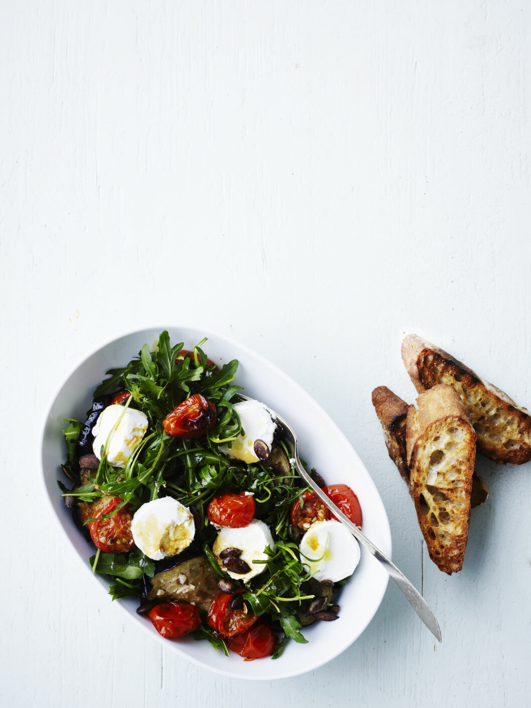Salat med chevre og bakte tomater Foto: All Over Press Salat med chevre og bakte tomater Foto: All Over Press
