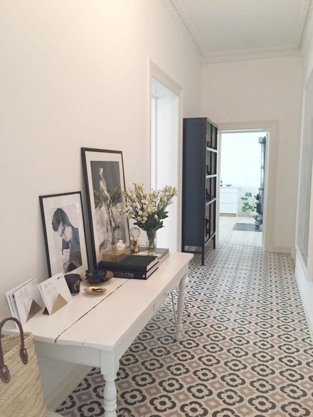 GANGEN: - Vi har akkurat begynt å få gangen på plass, men er ikke helt ferdig ennå. Flisene er fra Far-far, skriver Vanessa på bloggen. Foto: vanessarudjord.com/stylebook GANGEN: - Vi har akkurat begynt å få gangen på plass, men er ikke helt ferdig ennå. Flisene er fra Far-far, skriver Vanessa på bloggen. Foto: vanessarudjord.com/stylebook