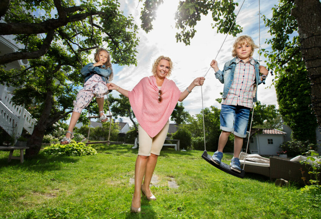 <strong>DET VIKTIGSTE:</strong> -Jeg er aldri lenge borte fra Sarea og Theo, selv om jeg er mye på farten. Noe av det aller beste vi vet er «bare-være-hjemme-bare-oss-dager», noe vi ofte prioriterer i helgene, sier Cecilie Thunem-Saanum, forfatter av boken Tid til alt. <strong>DET VIKTIGSTE:</strong> -Jeg er aldri lenge borte fra Sarea og Theo, selv om jeg er mye på farten. Noe av det aller beste vi vet er «bare-være-hjemme-bare-oss-dager», noe vi ofte prioriterer i helgene, sier Cecilie Thunem-Saanum, forfatter av boken Tid til alt.
