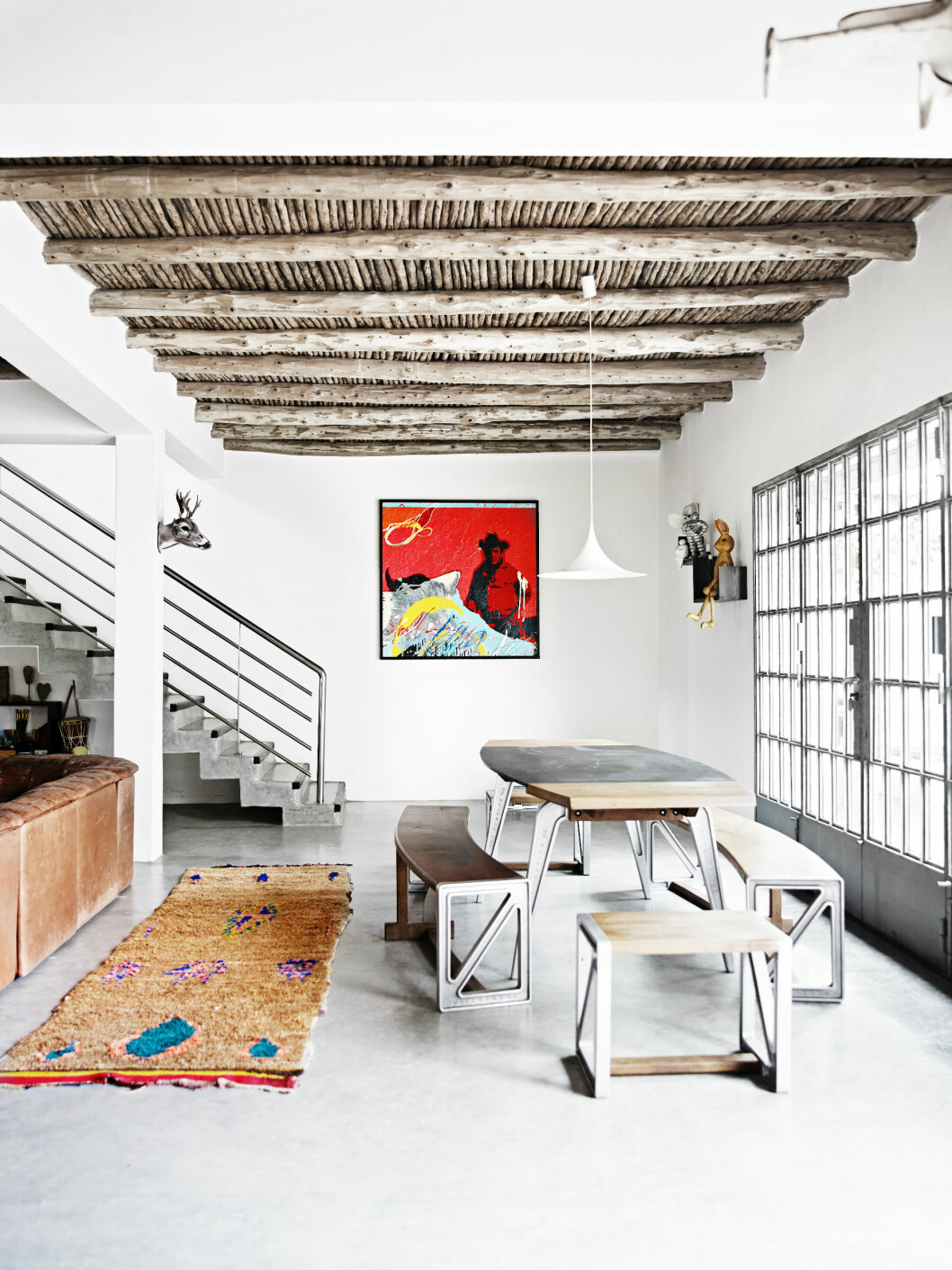 <strong>BETONG OG TRE:</strong> De Sede sofa og bord, begge er vintage fra 50-tallet og kjøpt i London. Berberteppene er fra beldigrugs.com og er stuens myke midtpunkt. De gir rommet et varmt og enkelt uttrykk. Foto: Birgitta Wolfgang Dreyer <strong>BETONG OG TRE:</strong> De Sede sofa og bord, begge er vintage fra 50-tallet og kjøpt i London. Berberteppene er fra beldigrugs.com og er stuens myke midtpunkt. De gir rommet et varmt og enkelt uttrykk. Foto: Birgitta Wolfgang Dreyer