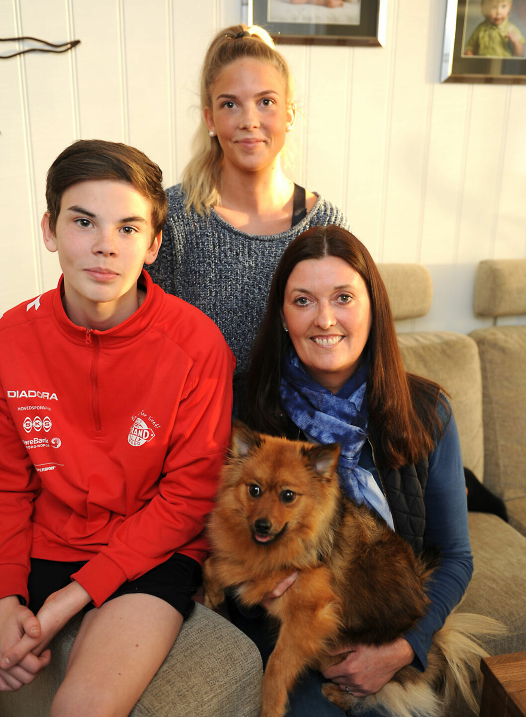 TOBARNSMOR: – Å være mor, er min viktigste rolle, sier Monica. Her sammen med datteren Anette (18), sønnen Preben (14) og hunden Daisy (1). Foto: Marianne Otterdahl-Jensen TOBARNSMOR: – Å være mor, er min viktigste rolle, sier Monica. Her sammen med datteren Anette (18), sønnen Preben (14) og hunden Daisy (1). Foto: Marianne Otterdahl-Jensen