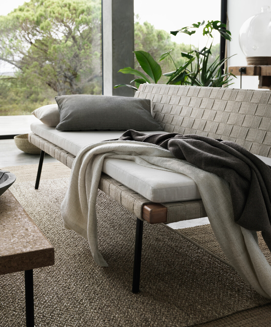 <strong>NATURMATERIALER:</strong> Crawford bruker mye naturmaterialer i sitt design. Bordene har korkplater og stålunderstell med messingdetalj, mens lamper og andre detaljer er i for eksempel bast. Foto: IKEA <strong>NATURMATERIALER:</strong> Crawford bruker mye naturmaterialer i sitt design. Bordene har korkplater og stålunderstell med messingdetalj, mens lamper og andre detaljer er i for eksempel bast. Foto: IKEA