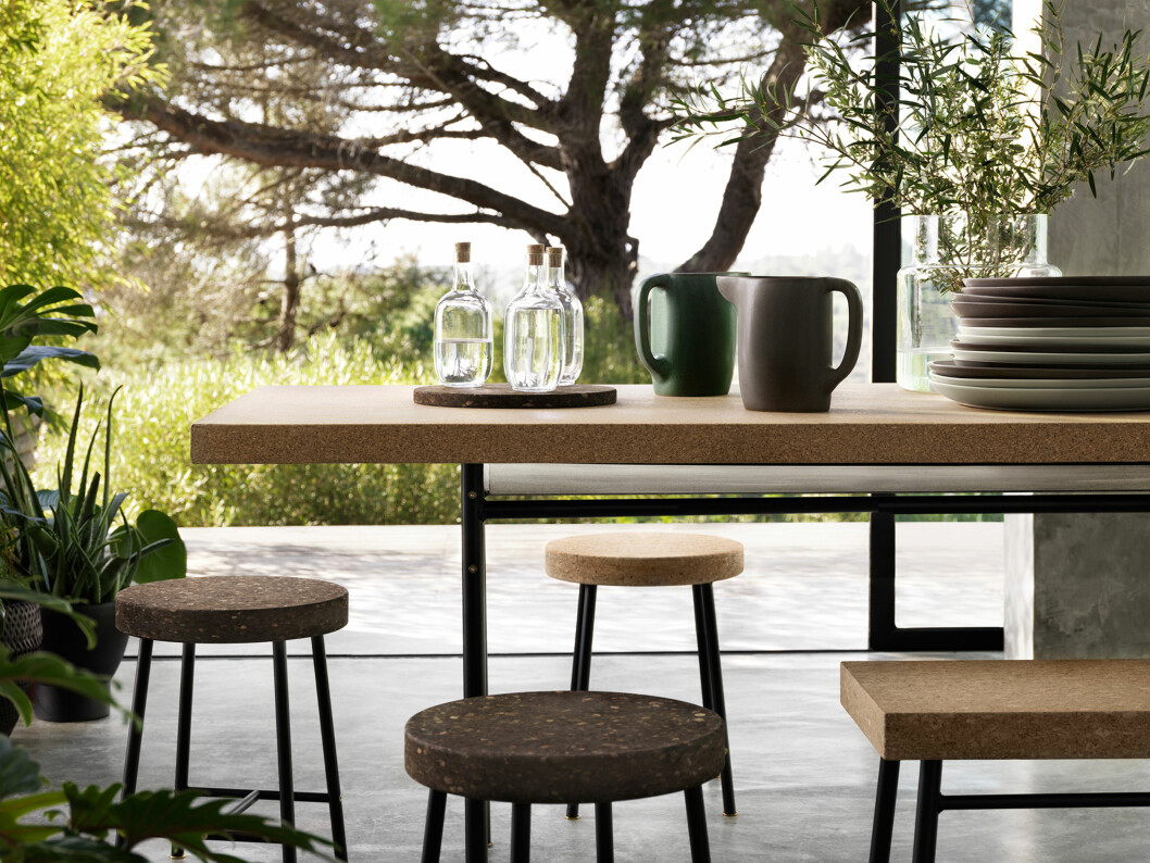 <strong>KORK:</strong> Bordene, benkene og stolene har korkoverflate. Foto: IKEA <strong>KORK:</strong> Bordene, benkene og stolene har korkoverflate. Foto: IKEA