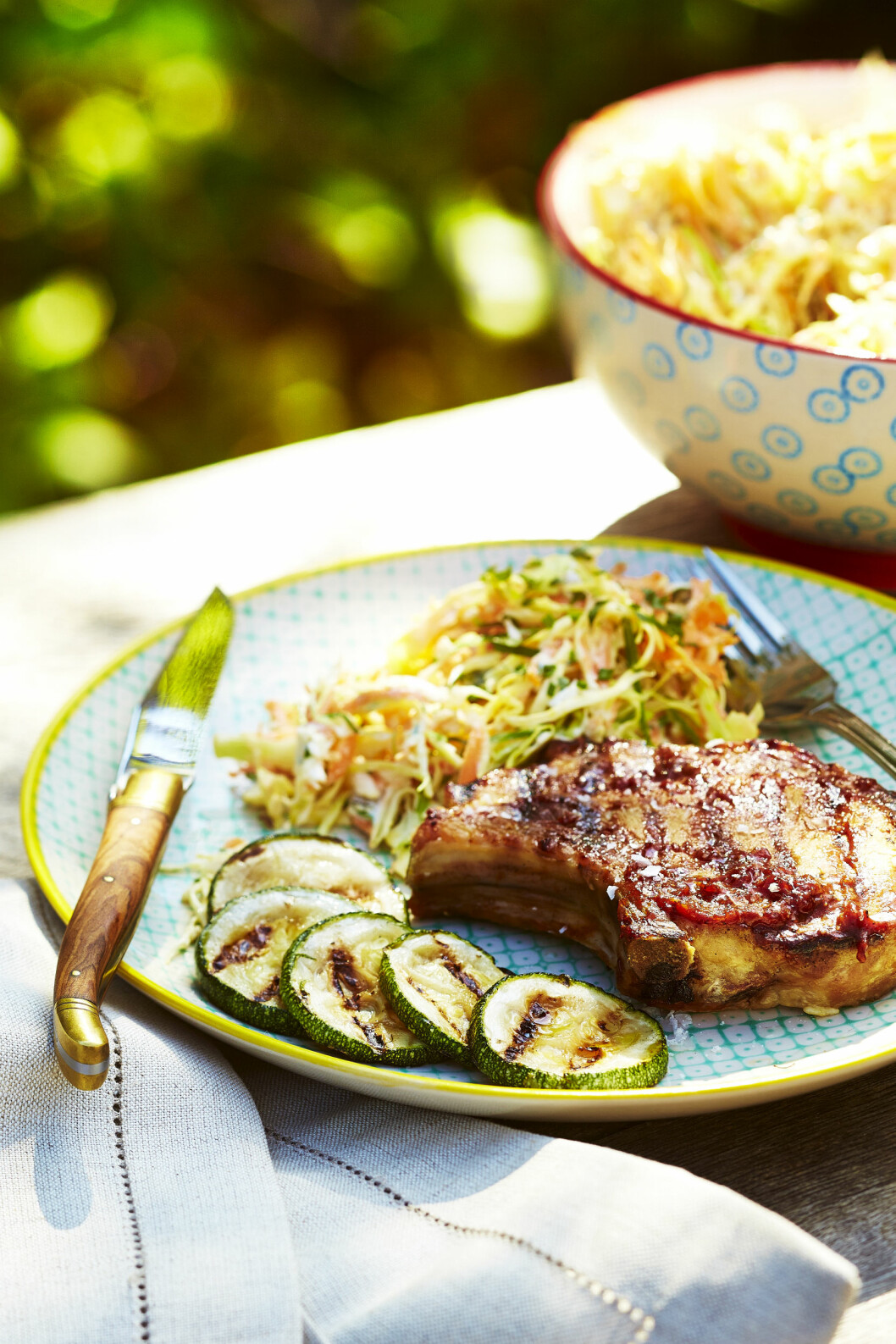 <strong>SNADDER:</strong> Kjøtt dekket av super BBQ-saus blir snadder på grillen. Foto: All Over Press <strong>SNADDER:</strong> Kjøtt dekket av super BBQ-saus blir snadder på grillen. Foto: All Over Press