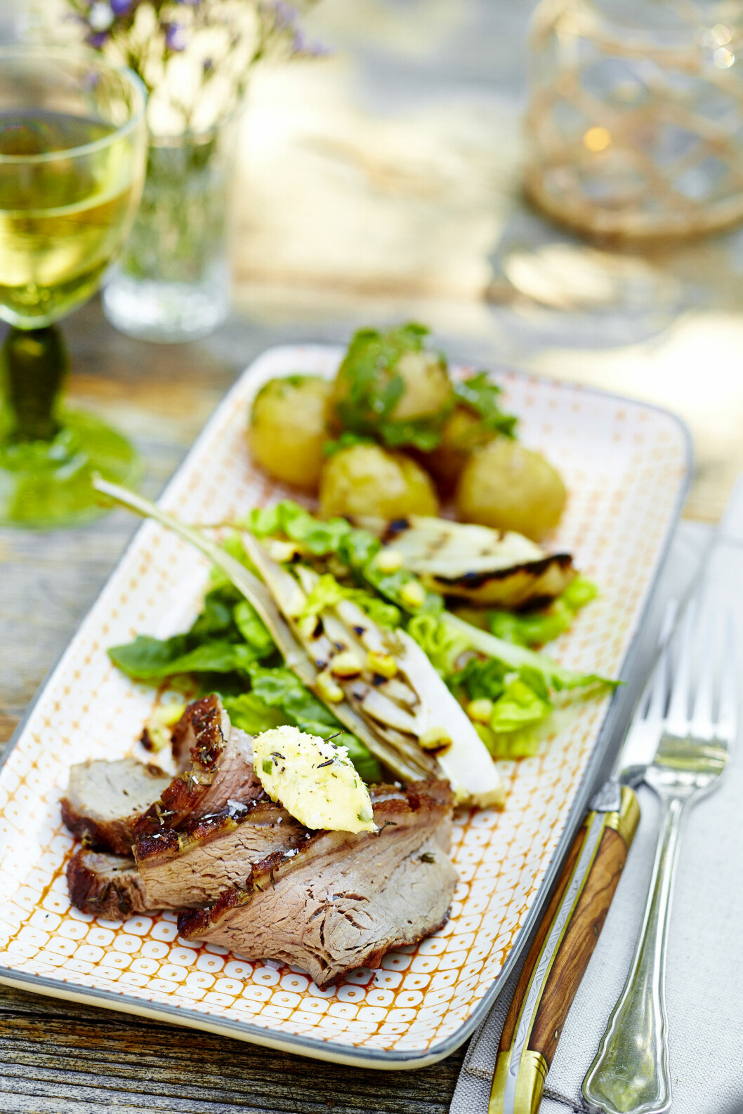 <strong>NAM:</strong> Perfekt grillet flatbiff, spennende salat og deilige poteter dekket i løpstikkesmør. Foto: All Over Press <strong>NAM:</strong> Perfekt grillet flatbiff, spennende salat og deilige poteter dekket i løpstikkesmør. Foto: All Over Press