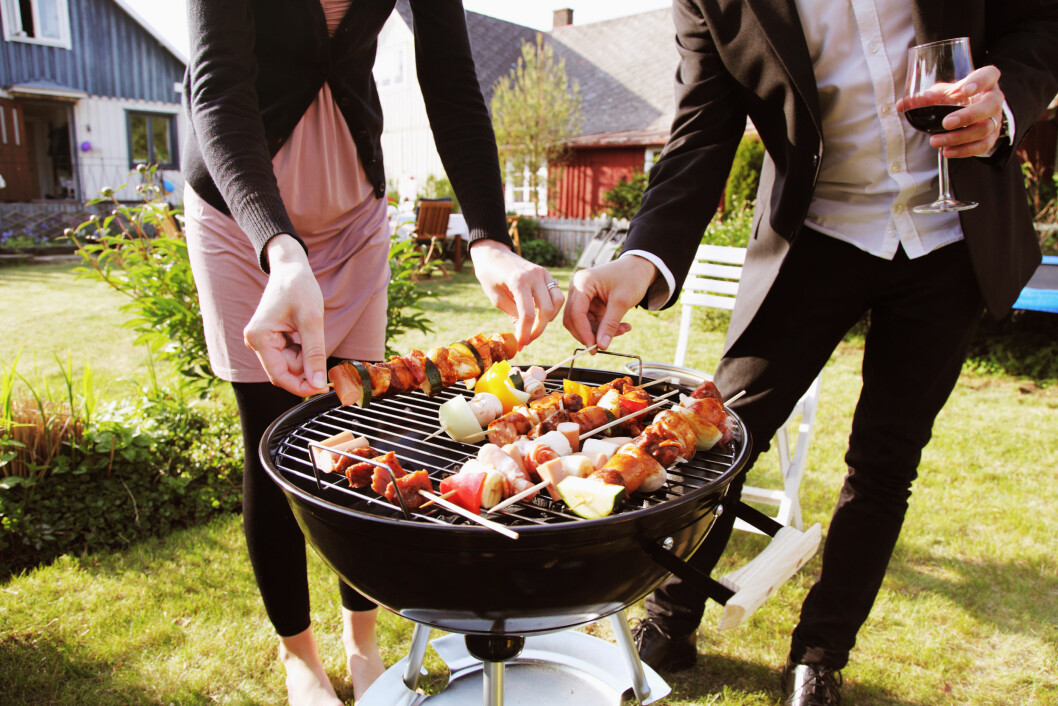 VARIERT: Ikke la det bli bare kjøtt og pølser på grillen i sommer. Spiser du variert og balansert blir det litt lettere å holde vekta. Foto: Scanpix/NTB VARIERT: Ikke la det bli bare kjøtt og pølser på grillen i sommer. Spiser du variert og balansert blir det litt lettere å holde vekta. Foto: Scanpix/NTB