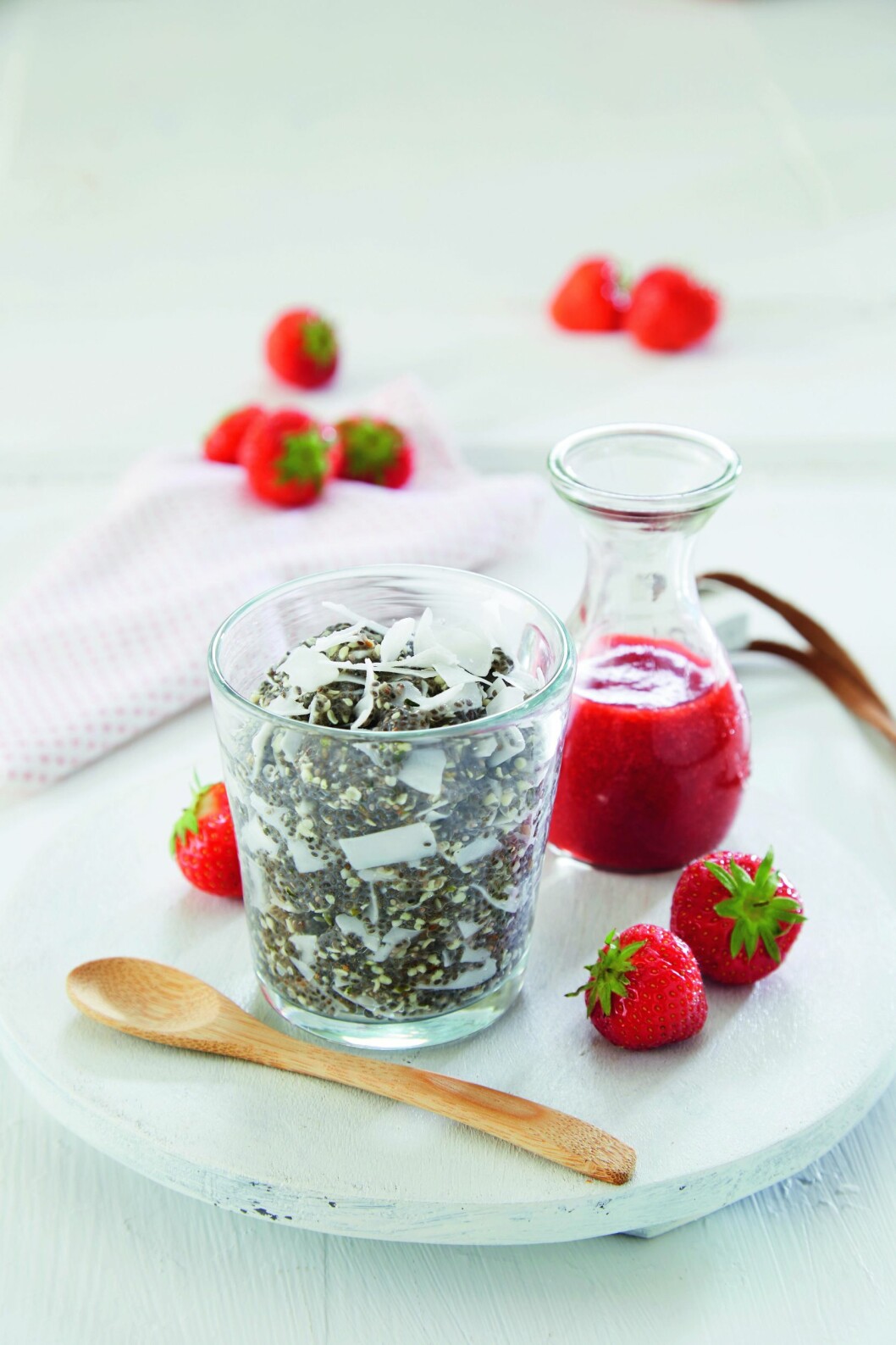 CHIAGRØT: Chiagrøt med kokossmak og jordbærsaus. Foto: Vibeke Klemetsen, «Grøt», Kagge Forlag CHIAGRØT: Chiagrøt med kokossmak og jordbærsaus. Foto: Vibeke Klemetsen, «Grøt», Kagge Forlag