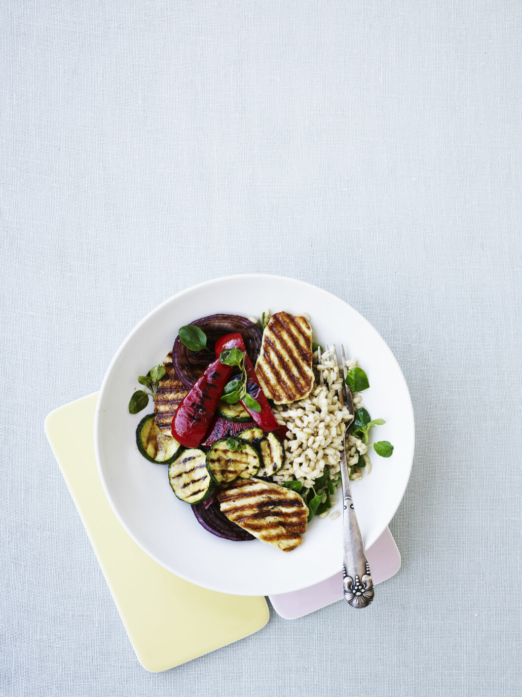 TIPS: Byggris er en slags nordisk quinoa, både sunt og smakfullt. Bruk det i salat som her, som tilbehør i stedet for fullkornpasta, eller sammen med grønnsaker og kjøtt som fyll i wraps. Foto: All Over Press TIPS: Byggris er en slags nordisk quinoa, både sunt og smakfullt. Bruk det i salat som her, som tilbehør i stedet for fullkornpasta, eller sammen med grønnsaker og kjøtt som fyll i wraps. Foto: All Over Press