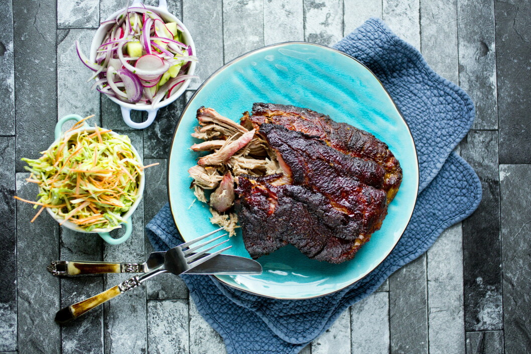 PERFEKT GRILLMAT: Lav temperatur på grillen er noe av hemmeligheten bak vellykket grillmat. Foto: SARA JOHANNESSEN / VG PERFEKT GRILLMAT: Lav temperatur på grillen er noe av hemmeligheten bak vellykket grillmat. Foto: SARA JOHANNESSEN / VG