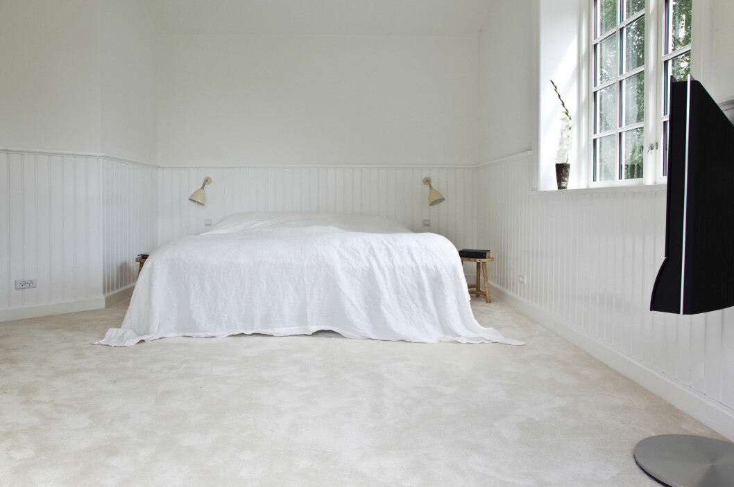 MINIMALISTISK: Et soverom helt uten forstyrrende elementer. En stor seng, enkle nattbord og hvite vegger, gulv og tak skaper den totale roen. Foto: Iben & Niels Ahlberg MINIMALISTISK: Et soverom helt uten forstyrrende elementer. En stor seng, enkle nattbord og hvite vegger, gulv og tak skaper den totale roen. Foto: Iben & Niels Ahlberg