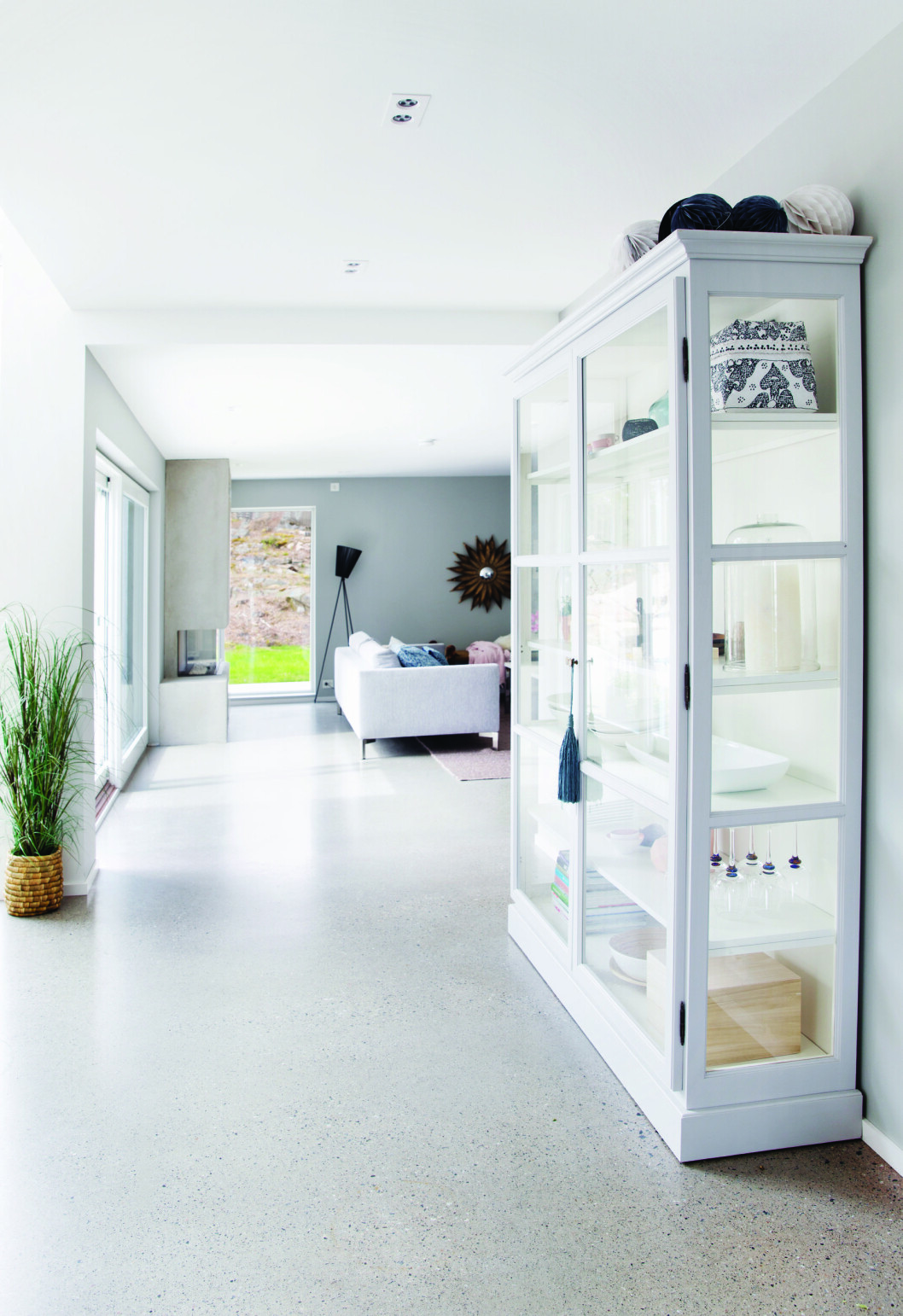 Vitrineskapet er fra Lindebjerg Design. Veggene er malt i fargen Pavillion Grey fra Farrow and Ball som harmonerer med betonggulvet. Foto: Yvonne Wilhelmsen Vitrineskapet er fra Lindebjerg Design. Veggene er malt i fargen Pavillion Grey fra Farrow and Ball som harmonerer med betonggulvet. Foto: Yvonne Wilhelmsen
