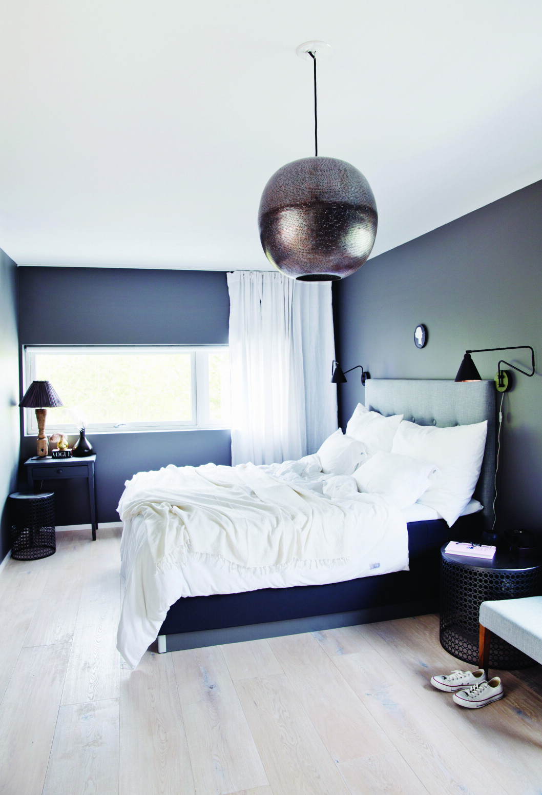Soverommet er malt i ncs 7500, sengegavlen er fra House Doctor, taklampen fra Sirocco Living. Sengetøyet i myk jerseykvalitet er fra Beach House, den lille krakken fra Day Home. Foto: Yvonne Wilhelmsen Soverommet er malt i ncs 7500, sengegavlen er fra House Doctor, taklampen fra Sirocco Living. Sengetøyet i myk jerseykvalitet er fra Beach House, den lille krakken fra Day Home. Foto: Yvonne Wilhelmsen