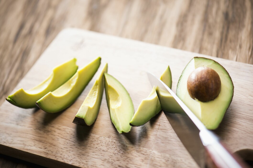 REKER OG AVOKADO: Ikke bare er det veldig smakfullt sammen, men avokado tlfører måltidet noe etterlengtede ekstra næringstoffer som sunt fett. Men ikke glem andre grønnsaker også - kanskje en liten salat med paprika, tomat, sukkererter og løk? Foto: (c) Lee Wonyeop/TongRo Images/Corbis/All Over Press REKER OG AVOKADO: Ikke bare er det veldig smakfullt sammen, men avokado tlfører måltidet noe etterlengtede ekstra næringstoffer som sunt fett. Men ikke glem andre grønnsaker også - kanskje en liten salat med paprika, tomat, sukkererter og løk? Foto: (c) Lee Wonyeop/TongRo Images/Corbis/All Over Press