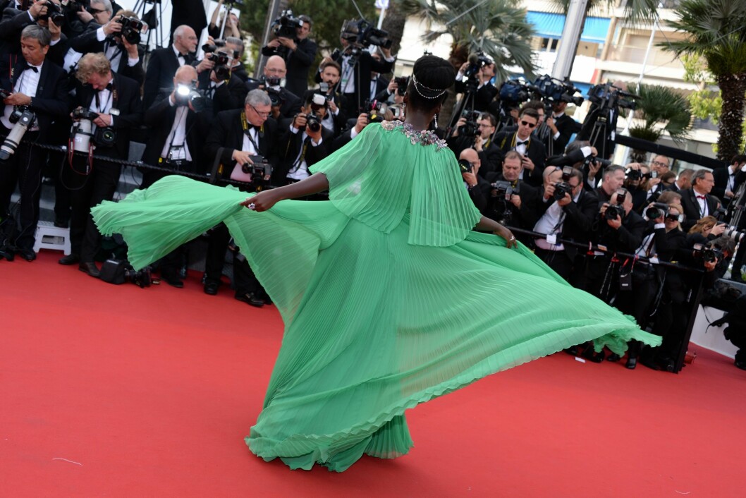 SMIL TIL KAMERA: Kjolen fra Gucci ga Lupita et hav av poseringer å bruke. Foto: Abaca Scanpix SMIL TIL KAMERA: Kjolen fra Gucci ga Lupita et hav av poseringer å bruke. Foto: Abaca Scanpix