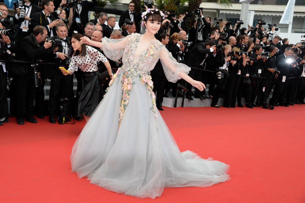 SOMMERLIG: Fan Bingbing hadde blomster både i håret og på kjolen. Foto: Abaca Scanpix SOMMERLIG: Fan Bingbing hadde blomster både i håret og på kjolen. Foto: Abaca Scanpix