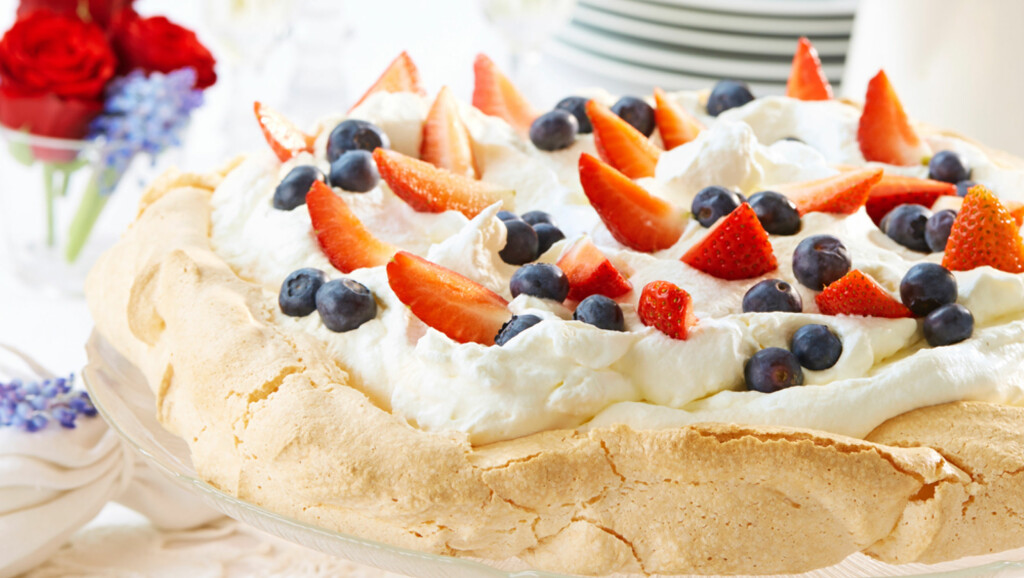 GLUTENFRI PAVLOVA: Pynt den med rødt, hvitt og blått og den er perfekt på nasjonaldagen. Foto: Synøve Dreyer GLUTENFRI PAVLOVA: Pynt den med rødt, hvitt og blått og den er perfekt på nasjonaldagen. Foto: Synøve Dreyer
