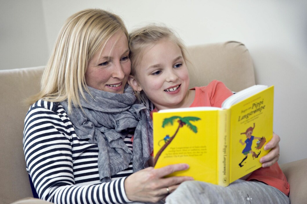 LESESTUND: Familien betyr alt for Rikke, som selv er pedagog. Barna hennes skal ha en god oppvekst. Her koser hun seg med datteren Frida (7). Foto: Foto: Lars Horn/Ude og hjemme/All Over Press LESESTUND: Familien betyr alt for Rikke, som selv er pedagog. Barna hennes skal ha en god oppvekst. Her koser hun seg med datteren Frida (7). Foto: Foto: Lars Horn/Ude og hjemme/All Over Press