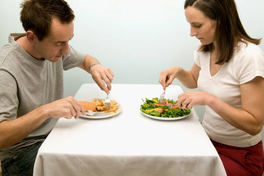 FORSKJELLER: Bare salat, supper og juice? Jo særere dietten din er, jo vanskeligere er det å få med partneren. Spis heller sunt og balansert sammen. Foto: Neil Guegan FORSKJELLER: Bare salat, supper og juice? Jo særere dietten din er, jo vanskeligere er det å få med partneren. Spis heller sunt og balansert sammen. Foto: Neil Guegan
