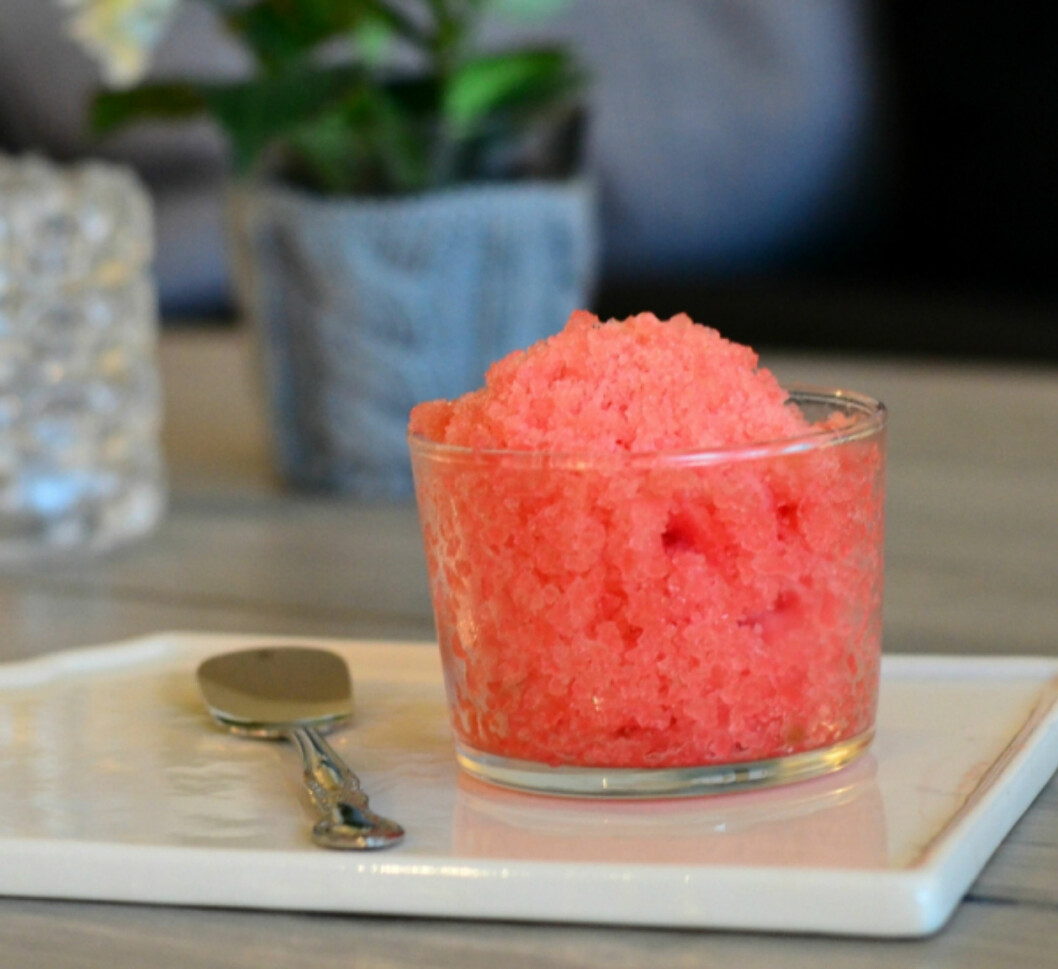 SLUSH: Frossen vannmelon gjør seg utmerket som slush. Enklere blir det ikke. Foto: Stine Haslestad, Bakekona SLUSH: Frossen vannmelon gjør seg utmerket som slush. Enklere blir det ikke. Foto: Stine Haslestad, Bakekona