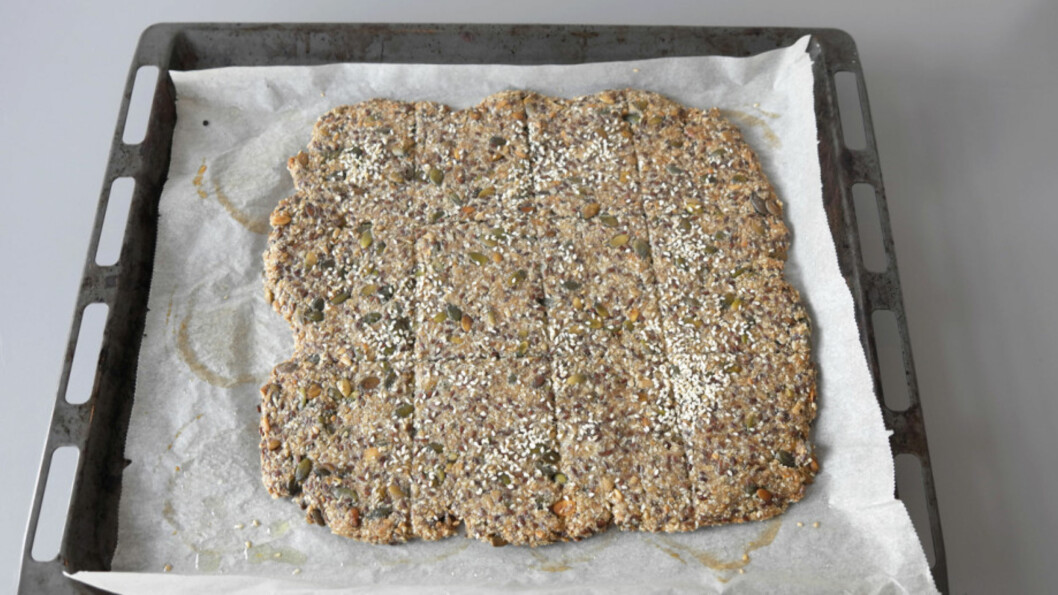 SMØR UT: Det er ikke så viktig at det blir perfekt, og du velger selv tykkelse og fasong. Men jo tynnere de er, jo sprøere blir knekkebrødene. Foto: Julie Ilona Balas, Juliesmatblogg.no SMØR UT: Det er ikke så viktig at det blir perfekt, og du velger selv tykkelse og fasong. Men jo tynnere de er, jo sprøere blir knekkebrødene. Foto: Julie Ilona Balas, Juliesmatblogg.no