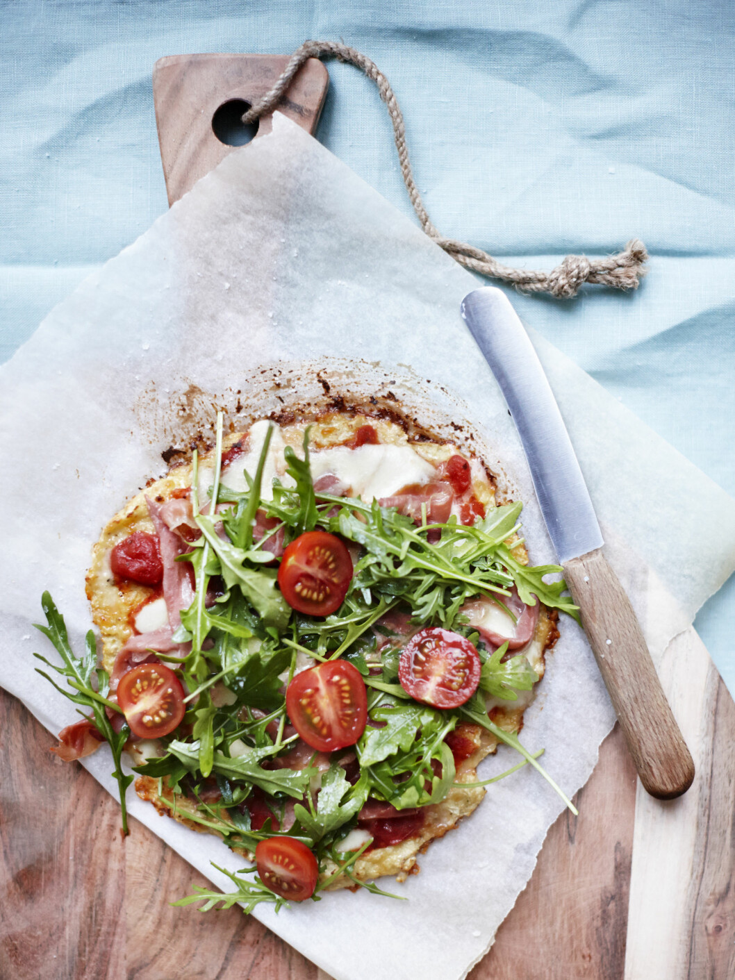 BLOMKÅLBUNN: Pizzabunn laget av blomkål? Ja, det går fint. Selvfølgelig er det ikke HELT det samme som en italiensk hvetemelsbunn, men smaken er virkelig god og pizzaaktig. Foto: All Over Press Denmark BLOMKÅLBUNN: Pizzabunn laget av blomkål? Ja, det går fint. Selvfølgelig er det ikke HELT det samme som en italiensk hvetemelsbunn, men smaken er virkelig god og pizzaaktig. Foto: All Over Press Denmark