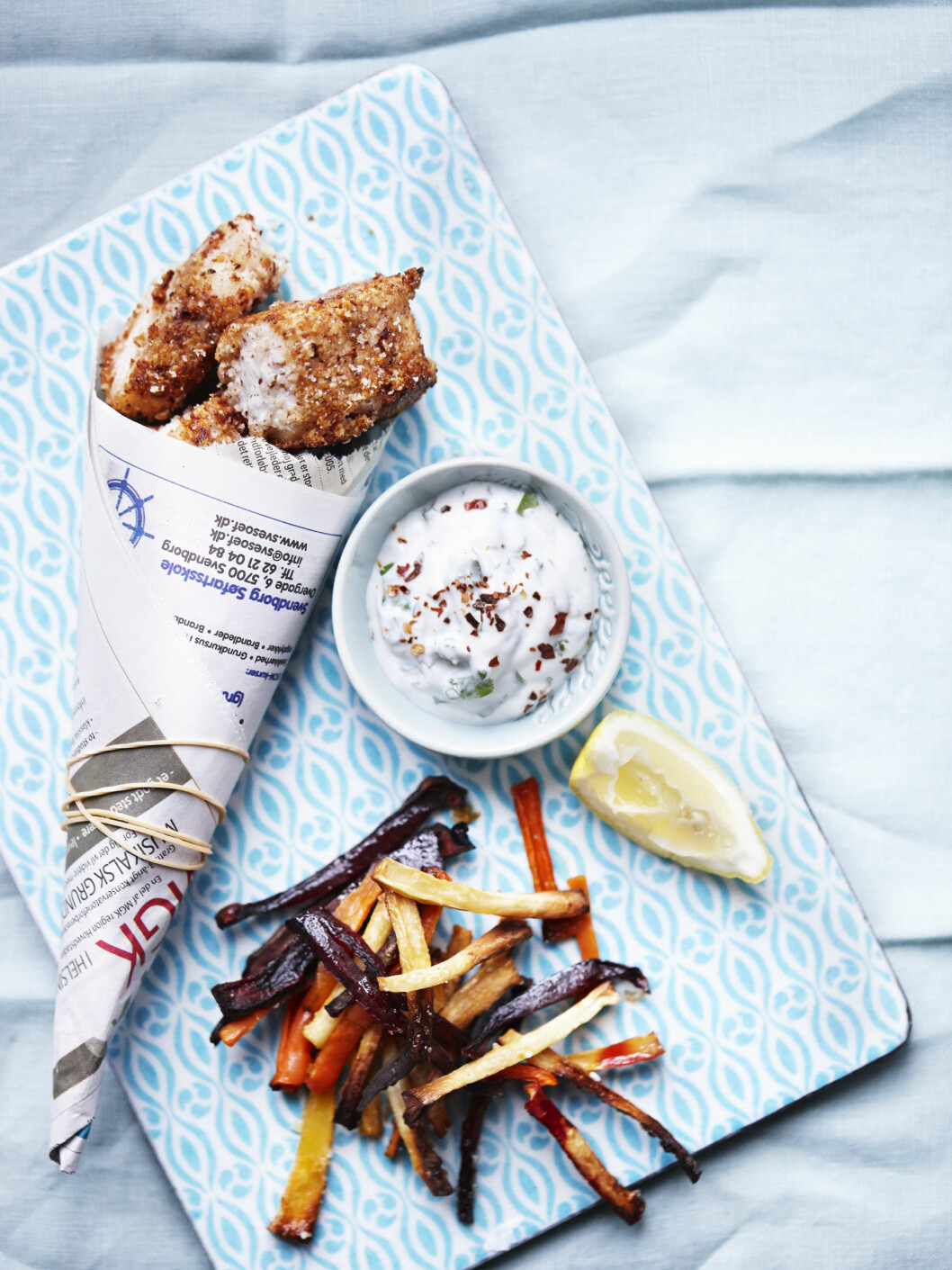 SUNNERE: Fish and chips er klassisk engelsk pubmat og deilig fastfood som ofte er rik på kalorier. Dette er en sunnere variant der de friterte potetene er byttet ut med ovnsstekte rotfruktfrites. Foto: All Over Press Denmark SUNNERE: Fish and chips er klassisk engelsk pubmat og deilig fastfood som ofte er rik på kalorier. Dette er en sunnere variant der de friterte potetene er byttet ut med ovnsstekte rotfruktfrites. Foto: All Over Press Denmark