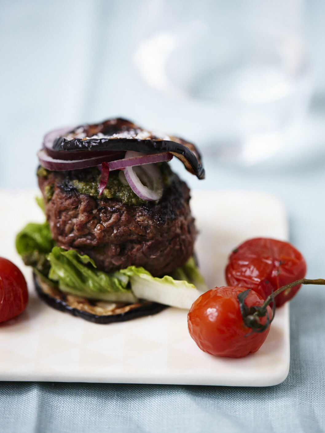 NAM: De fleste liker en god burger, og når man bytter ut det hvite brødet med stekte aubergineskiver, blir retten plutselig nærmest sunn. Foto: All Over Press Denmark NAM: De fleste liker en god burger, og når man bytter ut det hvite brødet med stekte aubergineskiver, blir retten plutselig nærmest sunn. Foto: All Over Press Denmark