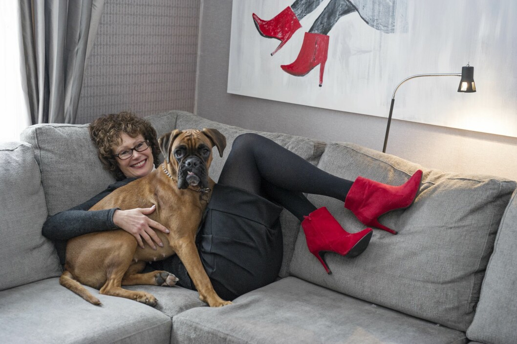 FORFENGELIG: Anne Grethe liker å pynte seg med høye hæler. Vel å merke når hun sitter. Bildet på veggen, som nevøen hennes har malt, illustrerer Anne Grethe med sine røde pumps. Hunden Elsa Sophie (14 mnd) deler hun med sønnen. FORFENGELIG: Anne Grethe liker å pynte seg med høye hæler. Vel å merke når hun sitter. Bildet på veggen, som nevøen hennes har malt, illustrerer Anne Grethe med sine røde pumps. Hunden Elsa Sophie (14 mnd) deler hun med sønnen.