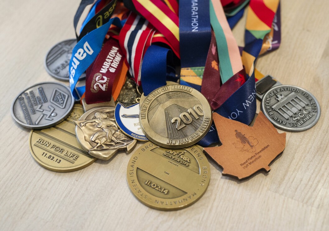 MEDALJER: Anne Grethe har løpt maraton seks ganger. Første gang som 53-åring. – Jeg er drevet av en indre motivasjon, men innrømmer at det er stas med medaljer, sier hun. MEDALJER: Anne Grethe har løpt maraton seks ganger. Første gang som 53-åring. – Jeg er drevet av en indre motivasjon, men innrømmer at det er stas med medaljer, sier hun.