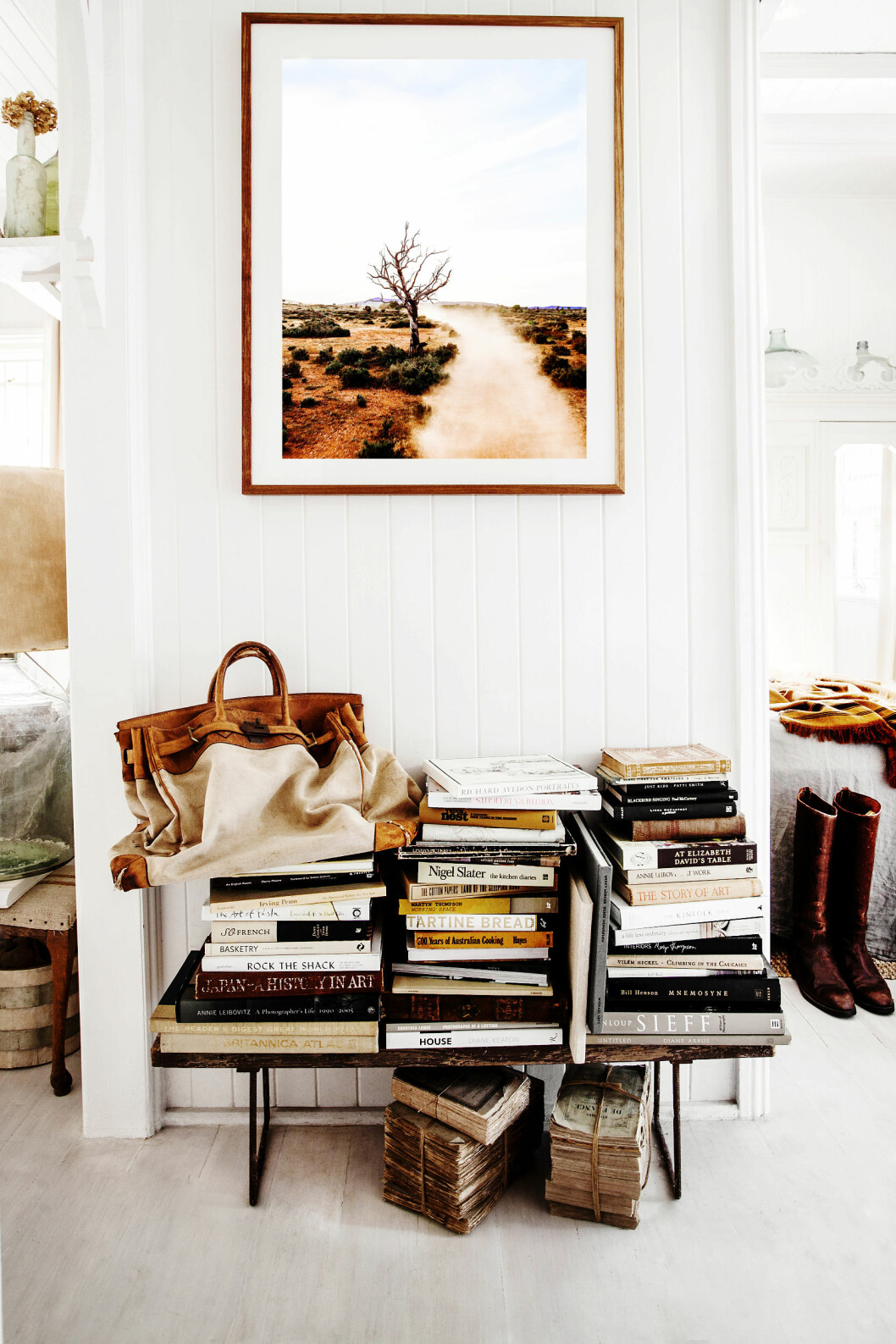 KUNSTNER: Over samlingen av kunstbøker og gamle bøker med en vintage Hermès bag, henger et foto tatt av Kara selv. Hun selger dem på shop.kararosenlund.com Foto: Kara Rosenlund KUNSTNER: Over samlingen av kunstbøker og gamle bøker med en vintage Hermès bag, henger et foto tatt av Kara selv. Hun selger dem på shop.kararosenlund.com Foto: Kara Rosenlund