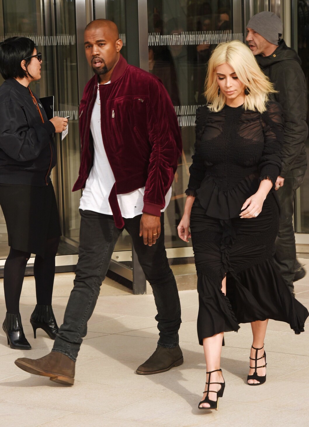 Kim Kardashian og Kanye West på vei inn til visningen. Foto: David Fisher/REX/All Over Press Kim Kardashian og Kanye West på vei inn til visningen. Foto: David Fisher/REX/All Over Press
