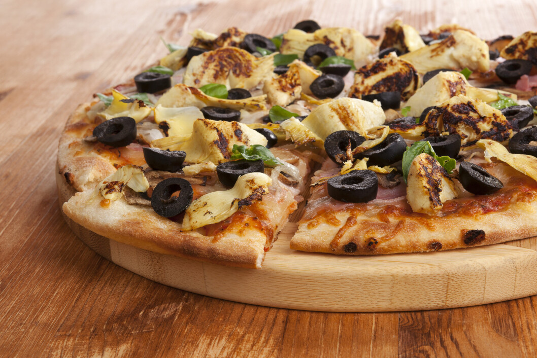 VERSTINGEN: Med fin pizzabunn, mye ost og lite grønnsaker, er dessverre pizza verstingen. Men den kan bli raskt sunnere hvis du reduserer antall biter og sper på med en salat! Foto: Eskymaks - Fotolia VERSTINGEN: Med fin pizzabunn, mye ost og lite grønnsaker, er dessverre pizza verstingen. Men den kan bli raskt sunnere hvis du reduserer antall biter og sper på med en salat! Foto: Eskymaks - Fotolia
