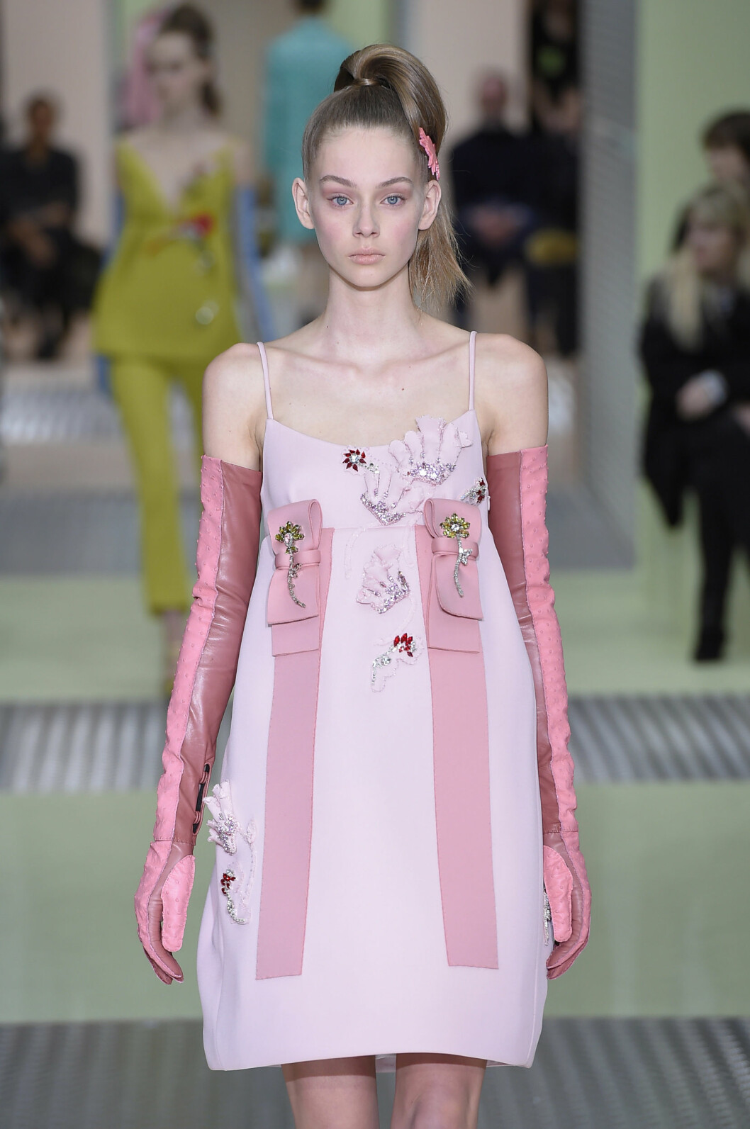 SJEKK DEN FINE HESTEHALEN: Prada, høst/vinter 2015/2016. Foto: Retna/Photoshot/All Over Press SJEKK DEN FINE HESTEHALEN: Prada, høst/vinter 2015/2016. Foto: Retna/Photoshot/All Over Press