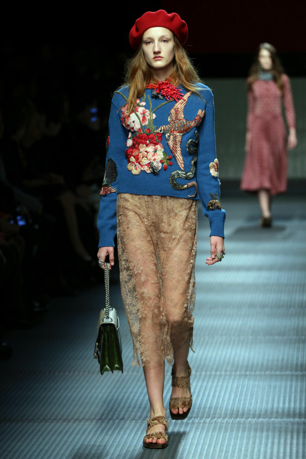 BRODERIER OG TRANSPARENTE STOFFER: Gucci, høst/vinter 2015/2016. Foto: insight media/All Over Press BRODERIER OG TRANSPARENTE STOFFER: Gucci, høst/vinter 2015/2016. Foto: insight media/All Over Press