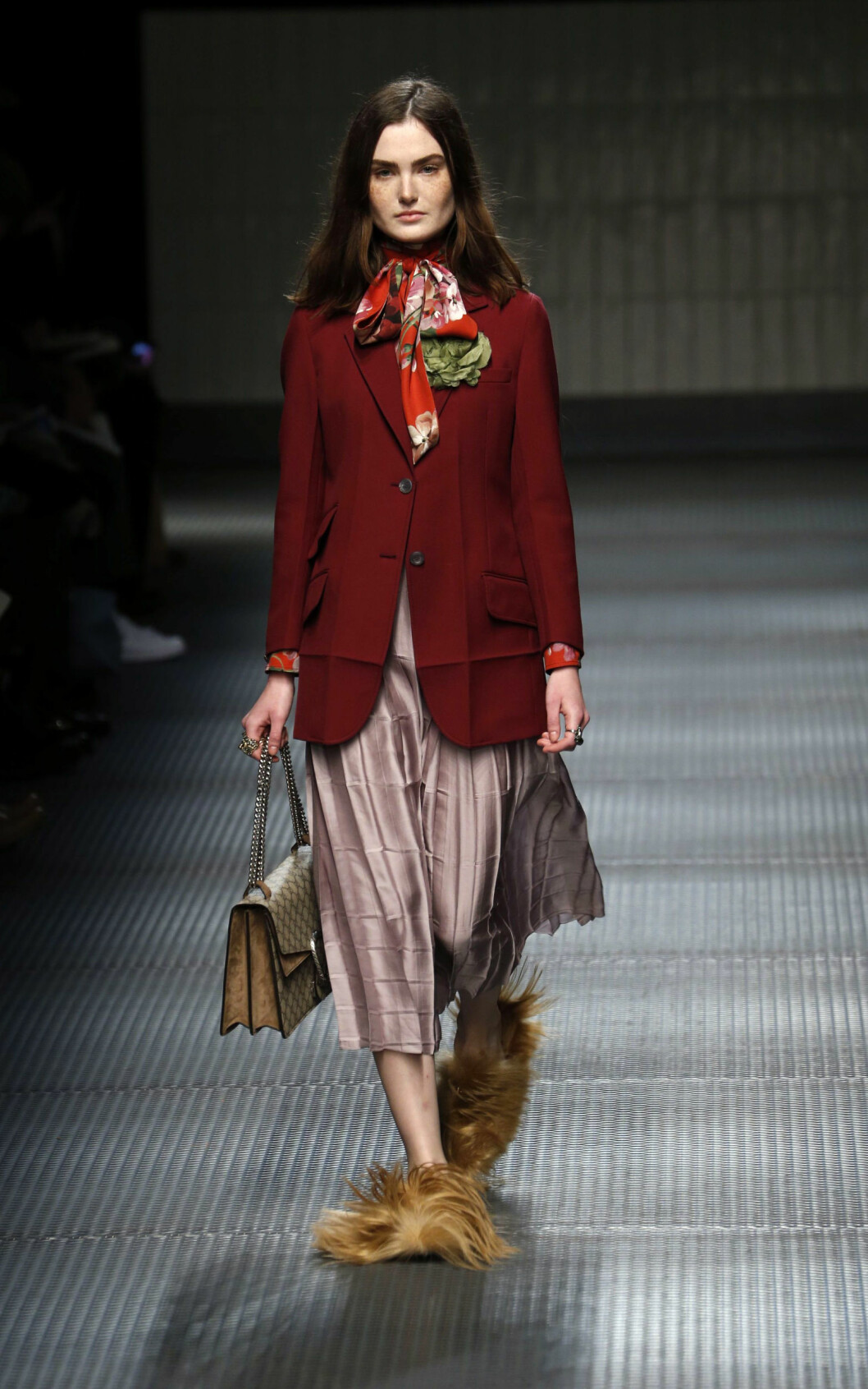 BÆRFARGER, SILKE OG LODDENT FOTTØY: Gucci, høst/vinter 2015/2016. Foto: REX/All Over Press BÆRFARGER, SILKE OG LODDENT FOTTØY: Gucci, høst/vinter 2015/2016. Foto: REX/All Over Press