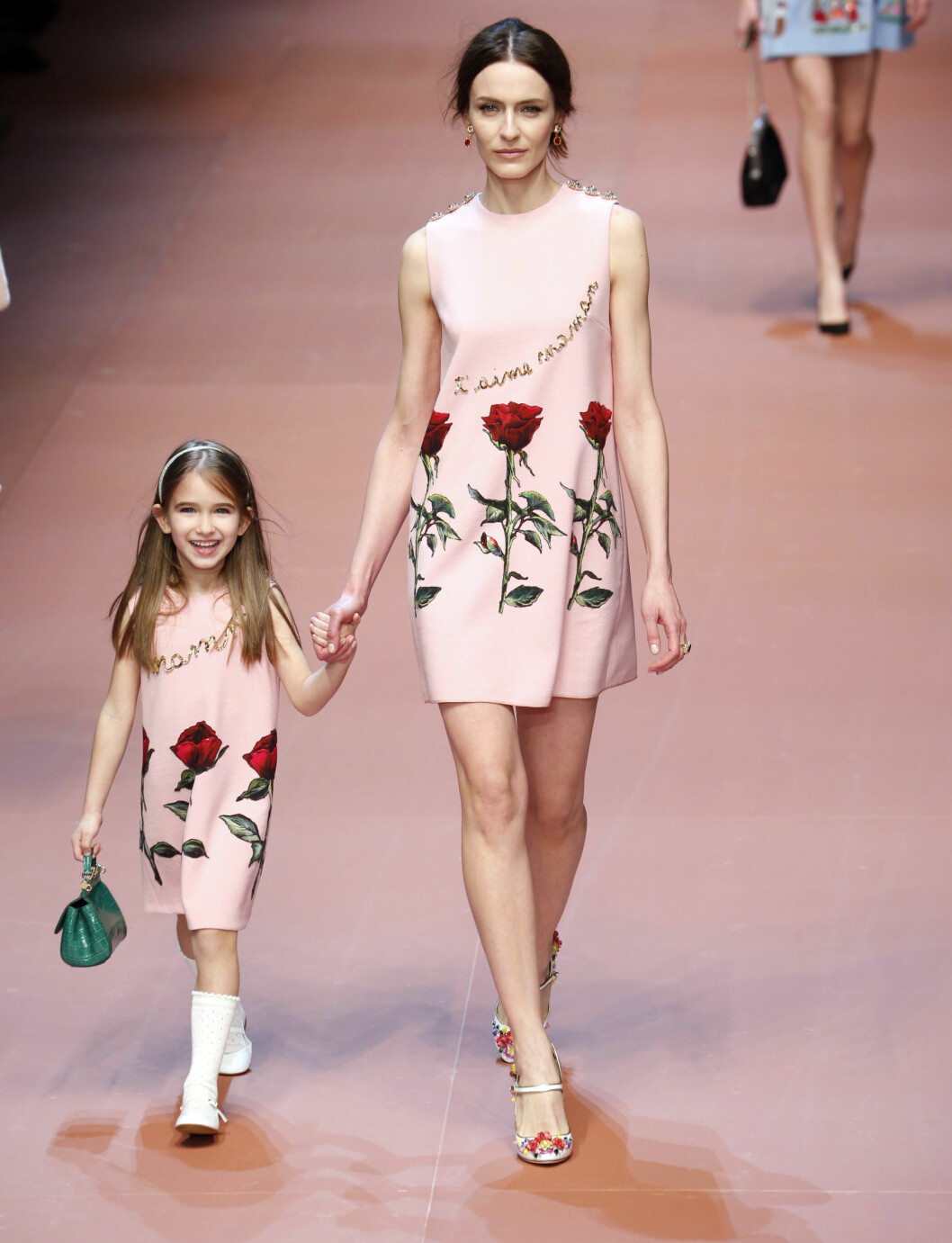VIVA LA MAMA: Dolce & Gabbana, høst/vinter 2015/2016. Foto: REX/All Over Press VIVA LA MAMA: Dolce & Gabbana, høst/vinter 2015/2016. Foto: REX/All Over Press