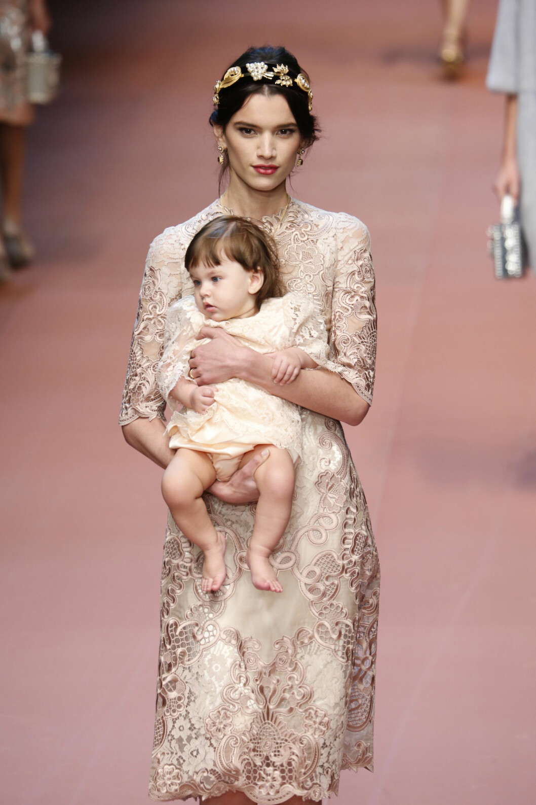 I MATCHENDE BLONDER. Dolce & Gabbana, høst/vinter 2015/2016. Foto: REX/All Over Press I MATCHENDE BLONDER. Dolce & Gabbana, høst/vinter 2015/2016. Foto: REX/All Over Press