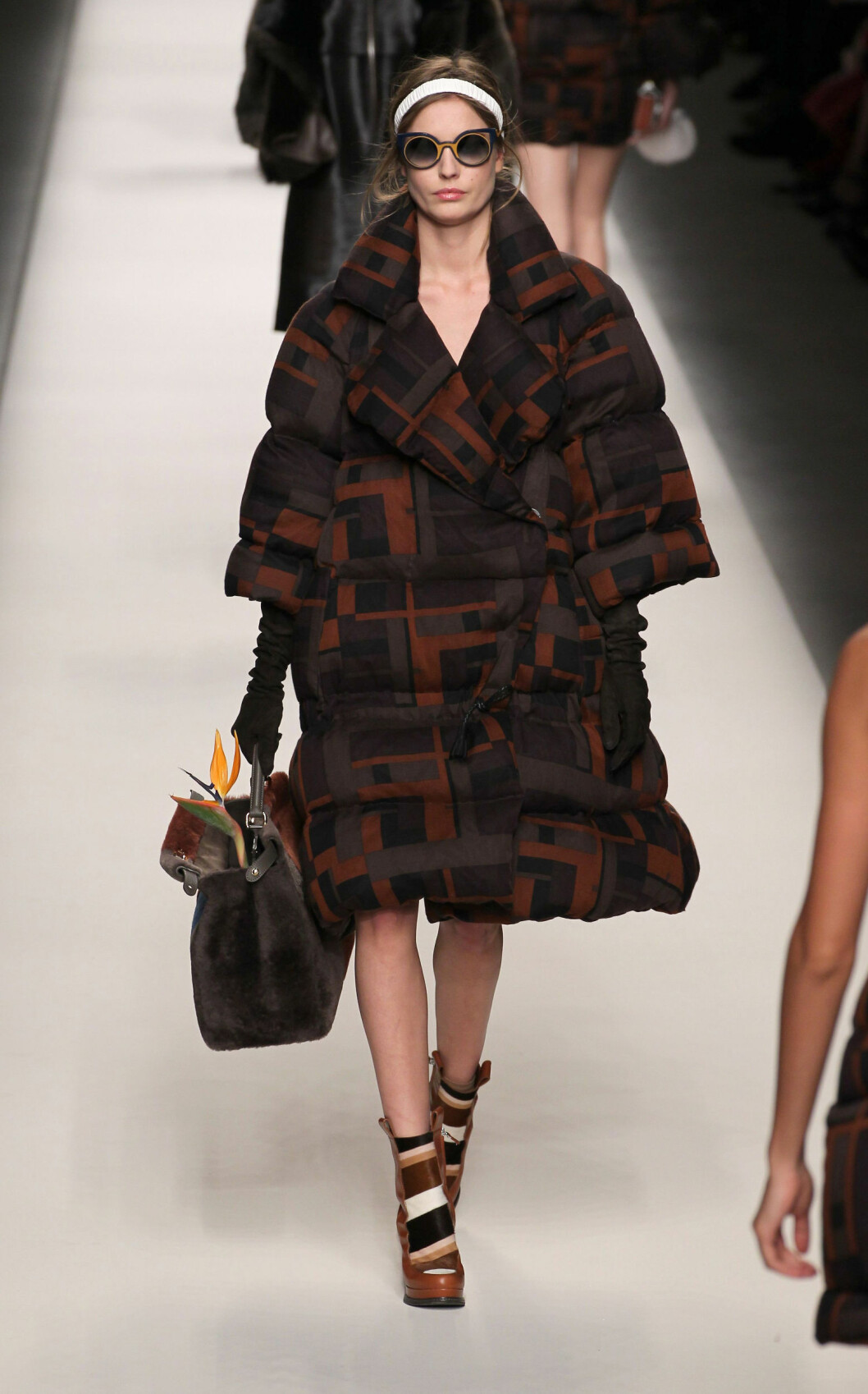 ROMSLIG BOBLEJAKKE: Fendi, høst/vinter 2015/2016. Foto: REX/All Over Press ROMSLIG BOBLEJAKKE: Fendi, høst/vinter 2015/2016. Foto: REX/All Over Press