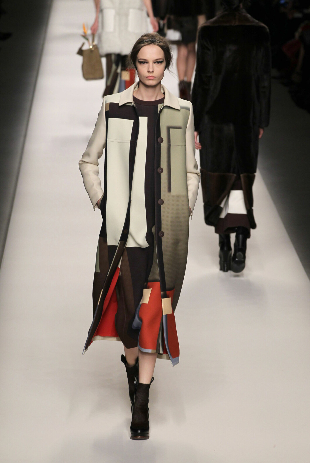 GRAFISK: Norske Siri Tollerød på visningen til Fendi, høst/vinter 2015/2016. Foto: REX/All Over Press GRAFISK: Norske Siri Tollerød på visningen til Fendi, høst/vinter 2015/2016. Foto: REX/All Over Press