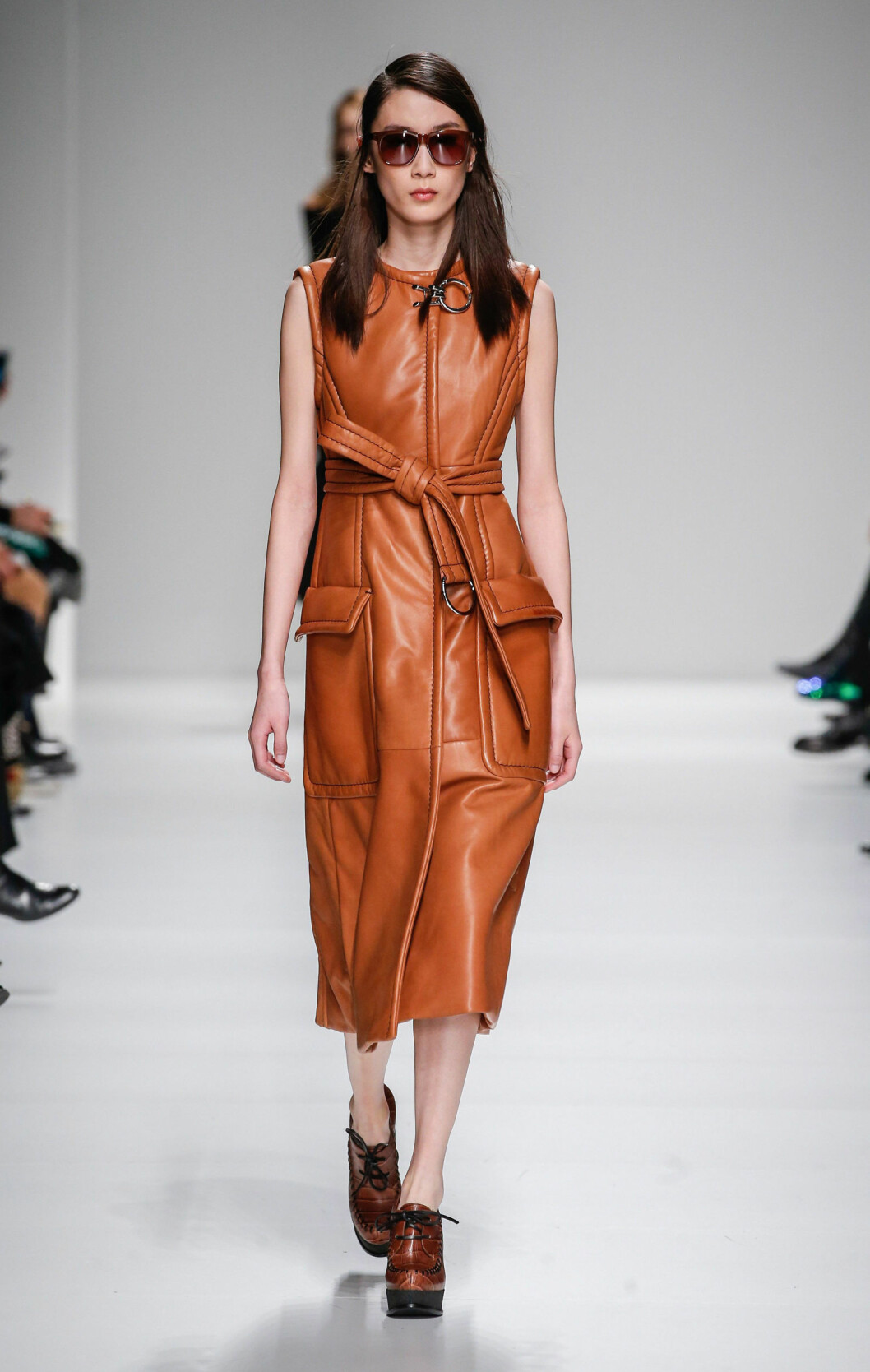 LYSEBRUNT SKINN: Sportmax, høst/vinter 2015/2016. Foto: PIXELFORMULA/SIPA/All Over Press LYSEBRUNT SKINN: Sportmax, høst/vinter 2015/2016. Foto: PIXELFORMULA/SIPA/All Over Press