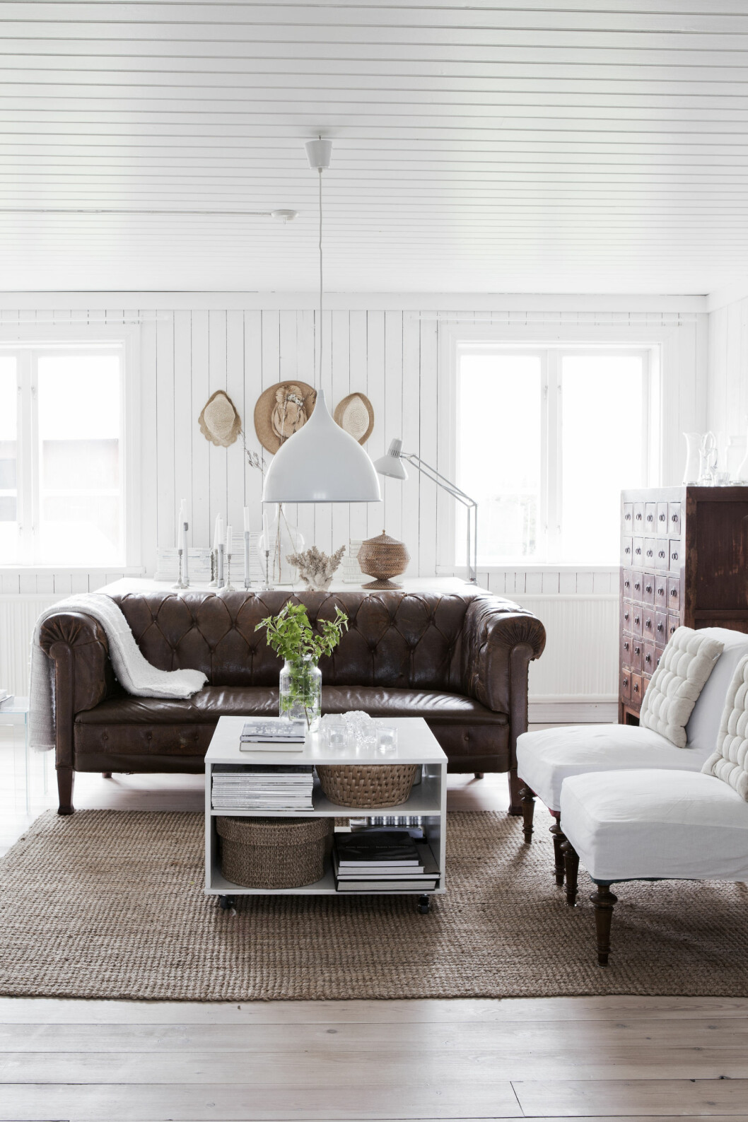 Chesterfield-sofaen sammen med to lenestoler fra Blocket danner en herlig sittegruppe. Den brune urtehyllen er antikk og kommer fra Kina. Sofabordet er fra 70-tallet og har tilhørt Helenas mor. Foto: Helena Blom Chesterfield-sofaen sammen med to lenestoler fra Blocket danner en herlig sittegruppe. Den brune urtehyllen er antikk og kommer fra Kina. Sofabordet er fra 70-tallet og har tilhørt Helenas mor. Foto: Helena Blom
