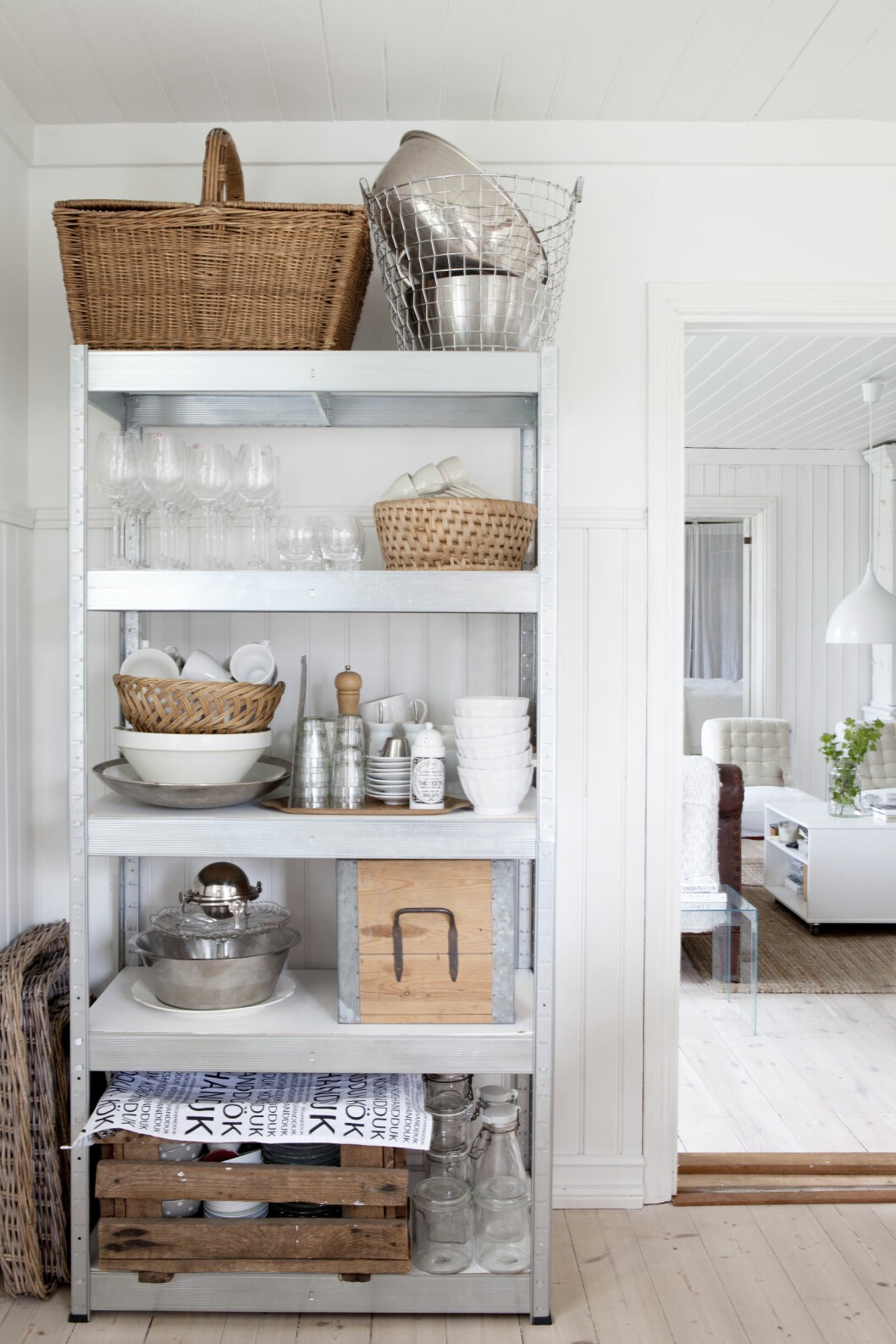 En hylle fra Biltema fungerer godt som oppbevaring og rommer en hel del av serviset. Foto: Helena Blom En hylle fra Biltema fungerer godt som oppbevaring og rommer en hel del av serviset. Foto: Helena Blom