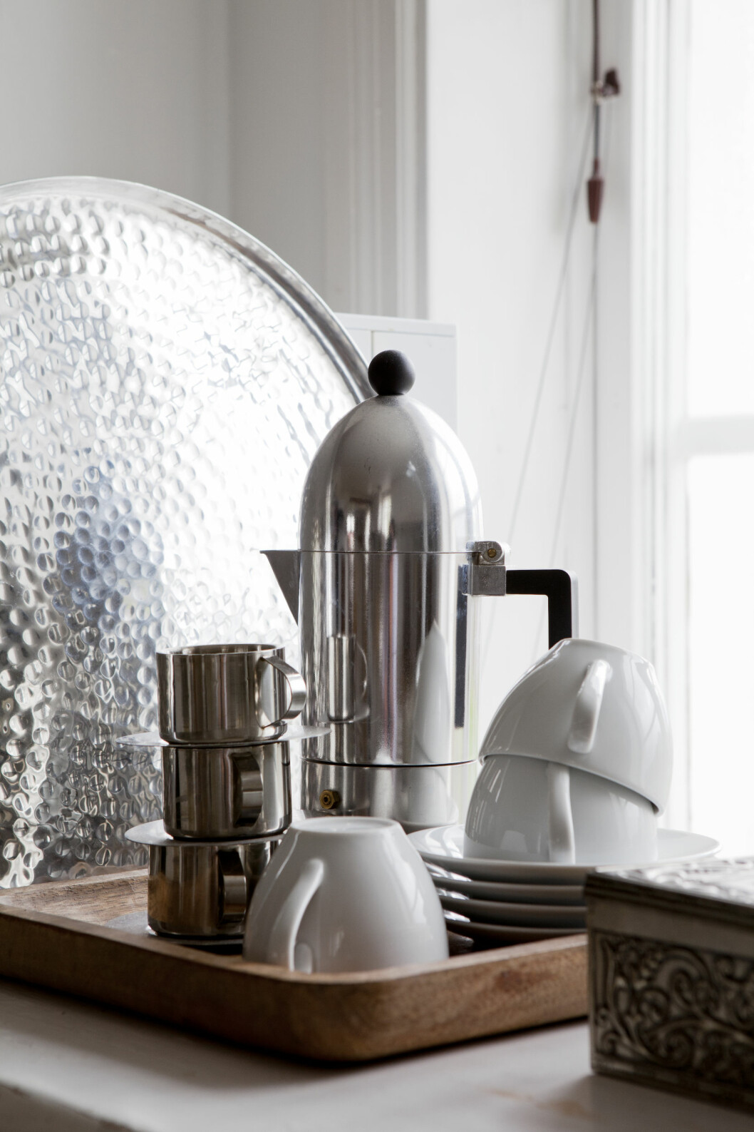 Kaffehjørnet på kjøkkenet. På kjøpmannsdisken har familien laget til et kaffehjørne der man når som helst kan ta seg en kopp kaffe fra maskinen. Foto: Helena Blom Kaffehjørnet på kjøkkenet. På kjøpmannsdisken har familien laget til et kaffehjørne der man når som helst kan ta seg en kopp kaffe fra maskinen. Foto: Helena Blom