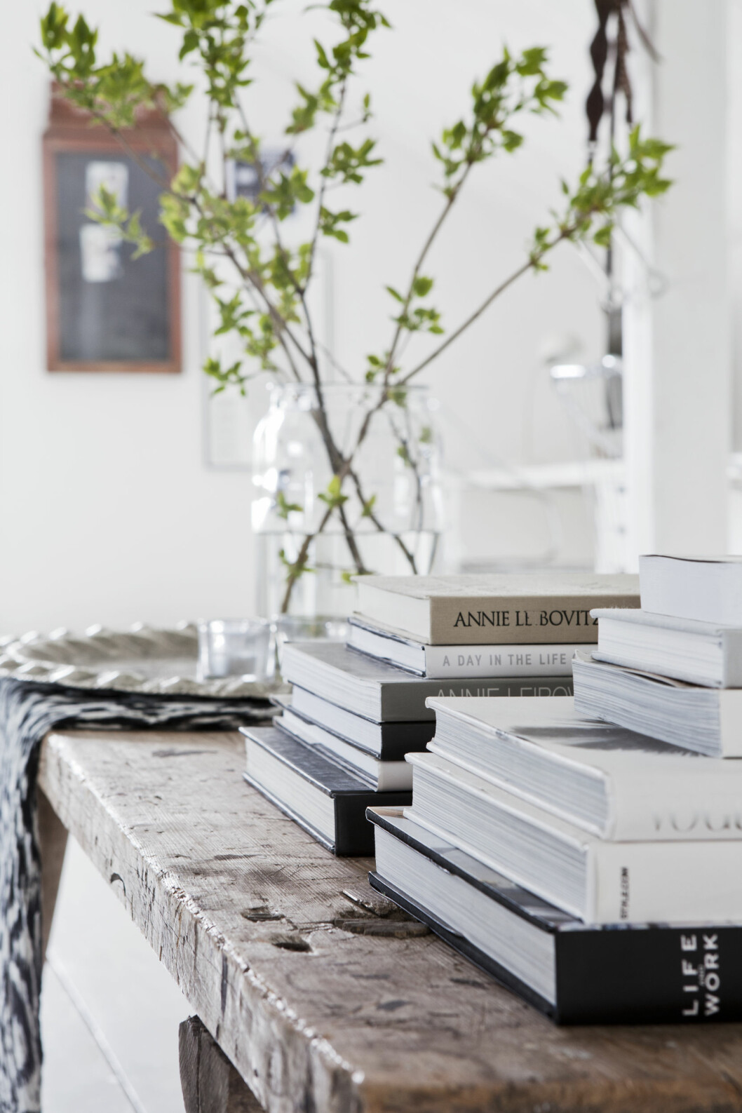 På den slitte slakterbenken ligger det bøker som dekorasjon. Foto: Helena Blom På den slitte slakterbenken ligger det bøker som dekorasjon. Foto: Helena Blom