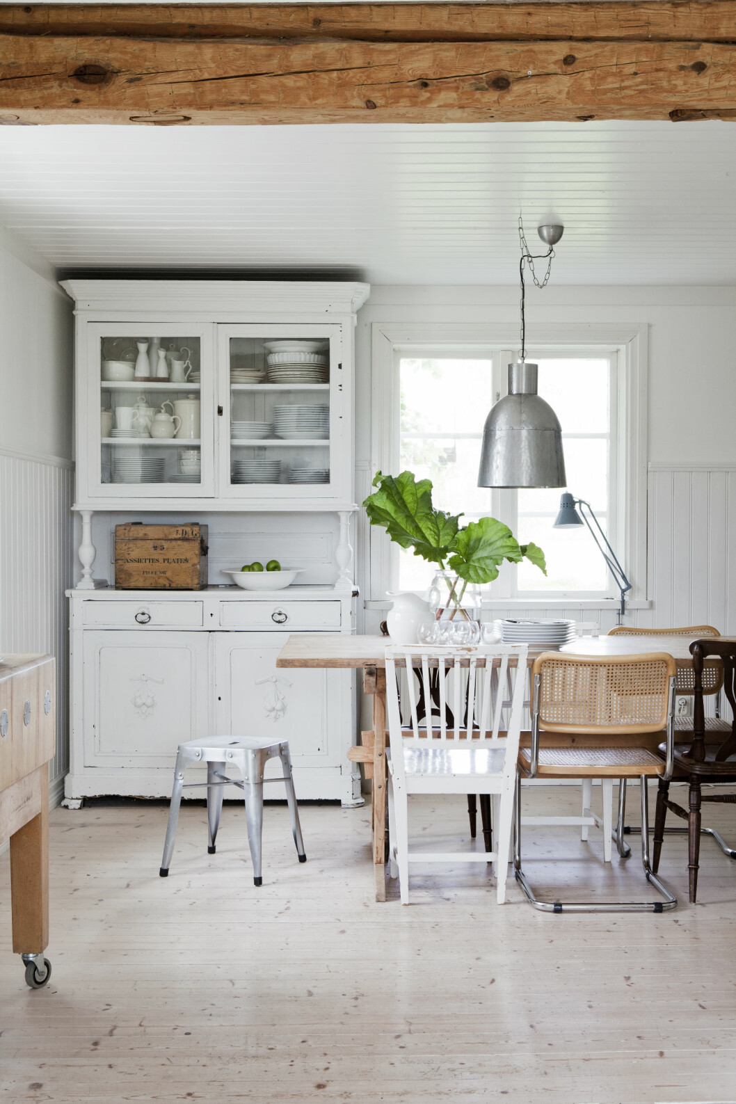 Kjøkkenet er husets hjerte. Med et stort gammelt bakebord har Helena skapt en spiseplass der hele familien trives. Det hvite skapet er fra Tyskland. Foto: Helena Blom Kjøkkenet er husets hjerte. Med et stort gammelt bakebord har Helena skapt en spiseplass der hele familien trives. Det hvite skapet er fra Tyskland. Foto: Helena Blom