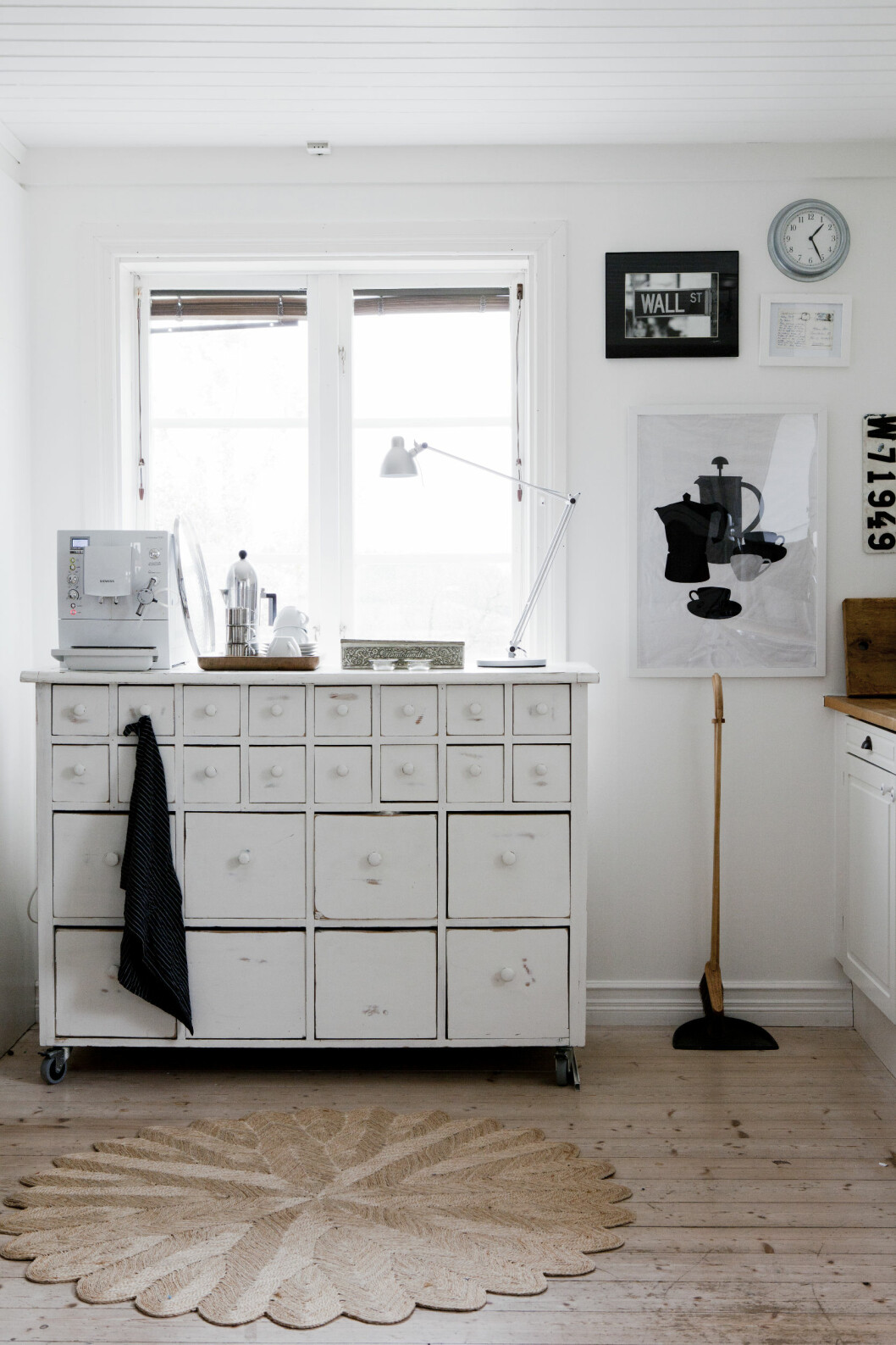 På kjøpmannsdisken har familien laget et koselig kaffehjørne. Et godt tips om du har lite plass på kjøkkenet er en kaffestasjon på stua i stedet. Kjøpmannsdisken er funnet på auksjon. Bildet med kaffekopper er et innrammet håndkle fra HM Home. På veggen henger en samling personlige minner. Foto: Helena Blom På kjøpmannsdisken har familien laget et koselig kaffehjørne. Et godt tips om du har lite plass på kjøkkenet er en kaffestasjon på stua i stedet. Kjøpmannsdisken er funnet på auksjon. Bildet med kaffekopper er et innrammet håndkle fra HM Home. På veggen henger en samling personlige minner. Foto: Helena Blom